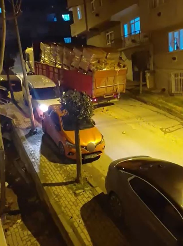 Aşırı yüklü kamyon kayarak iki aracı biçti; o anlar kamerada
