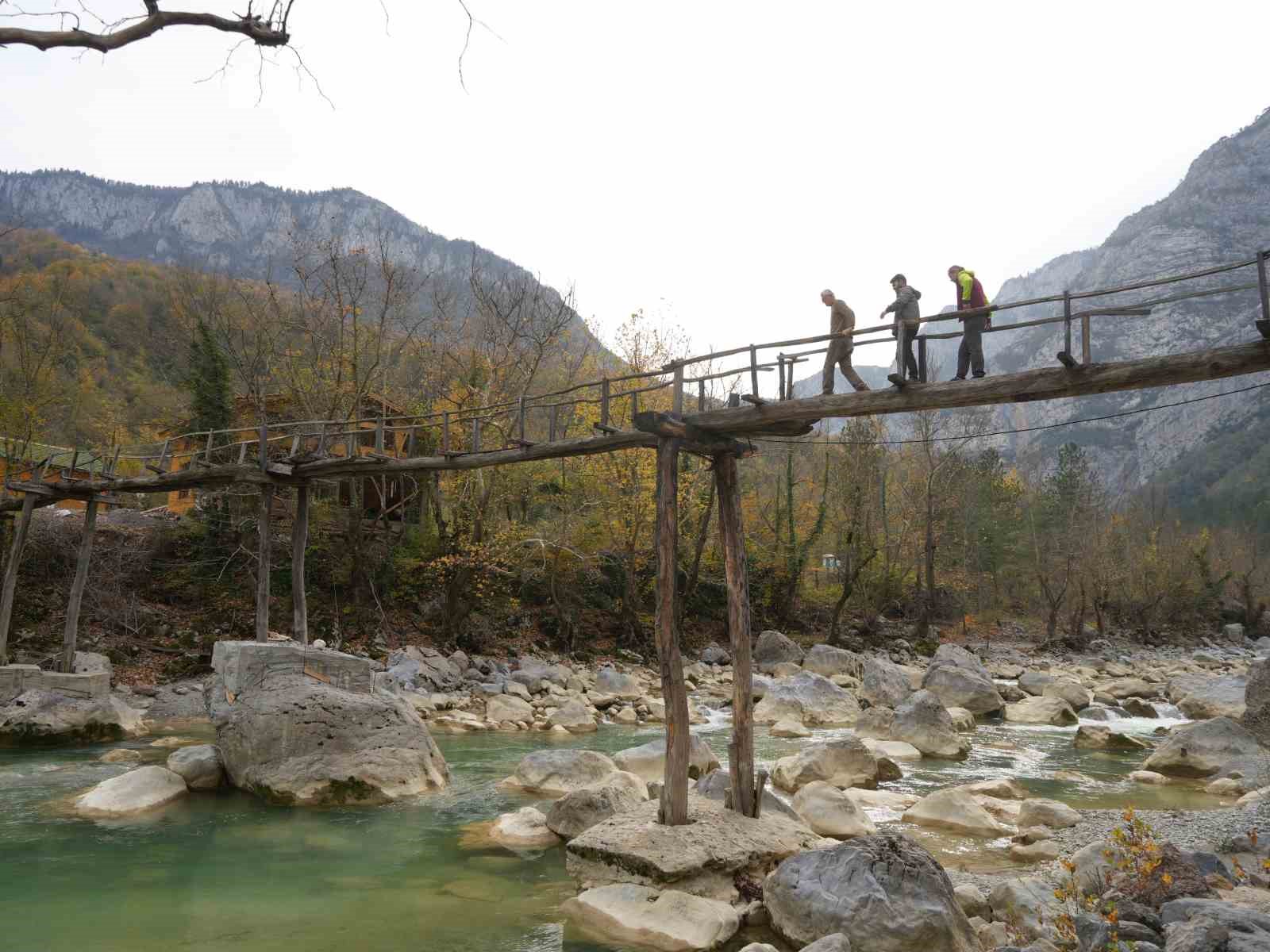 Asırlık ahşap köprü zamana meydan okuyor: Köylüleri sırtında taşıyor
