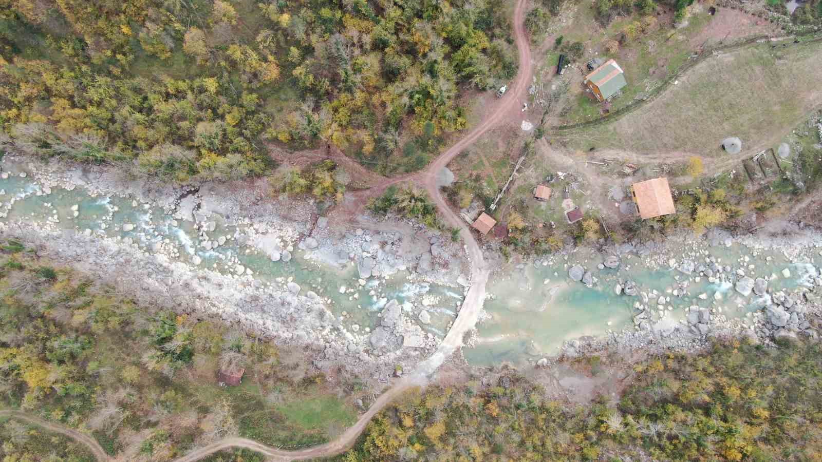 Asırlık ahşap köprü zamana meydan okuyor: Köylüleri sırtında taşıyor
