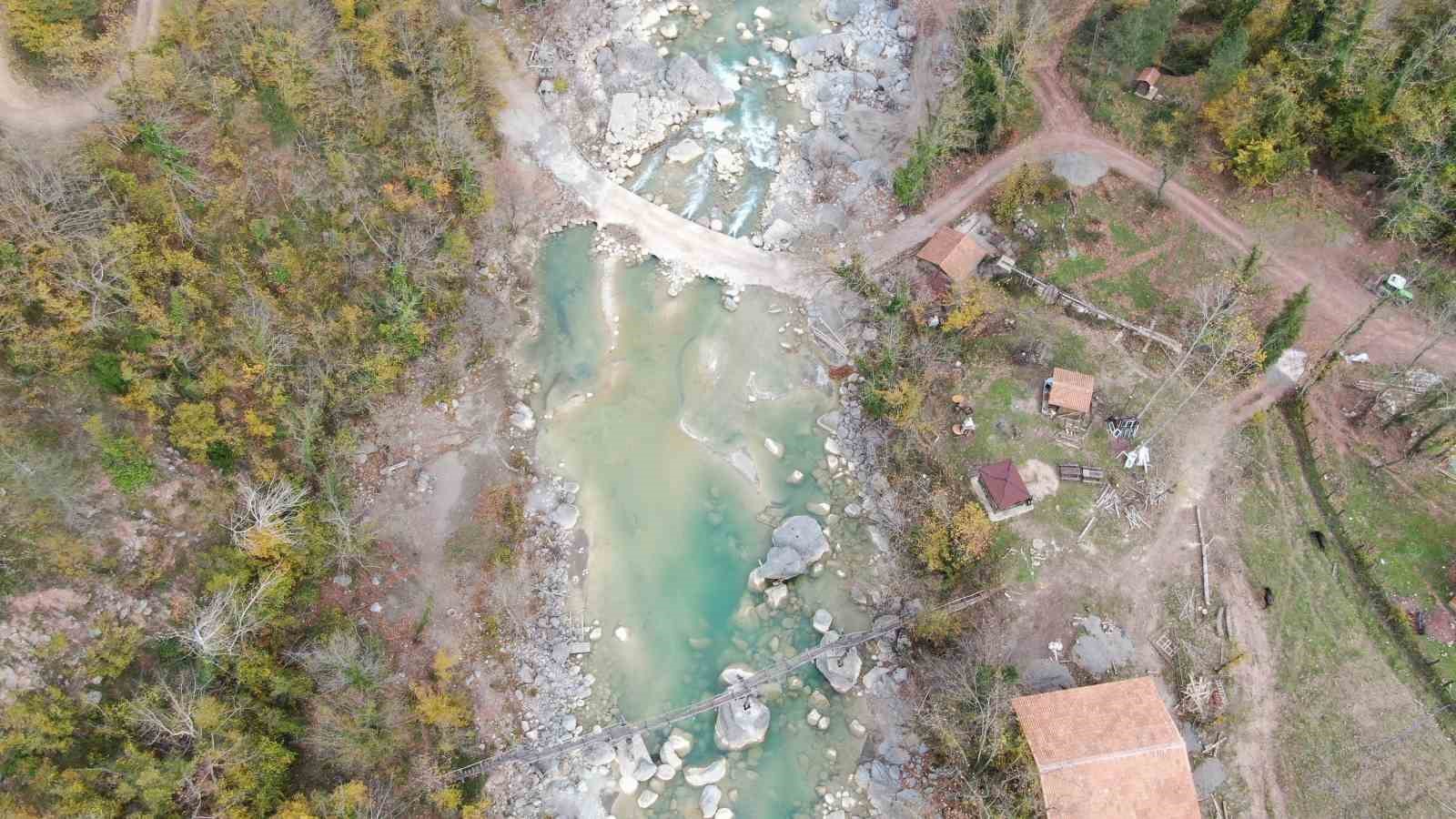 Asırlık ahşap köprü zamana meydan okuyor: Köylüleri sırtında taşıyor
