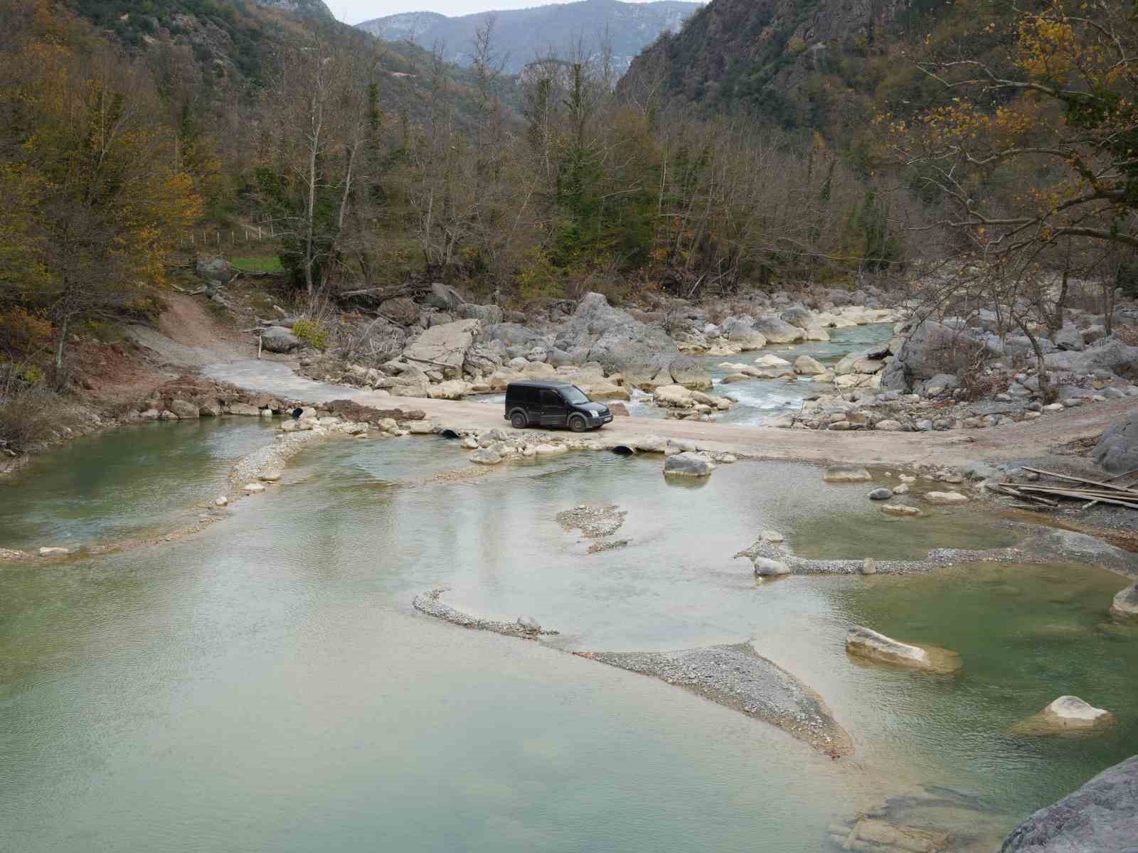 Asırlık ahşap köprü zamana meydan okuyor: Köylüleri sırtında taşıyor
