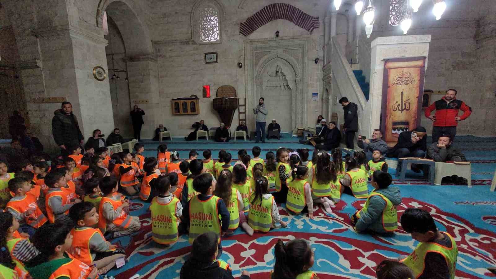 Asırlık camide yaşlılara anlamlı ziyaret
