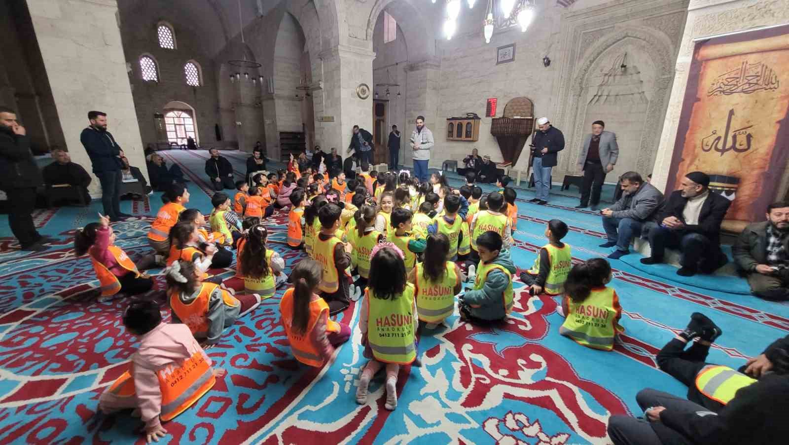 Asırlık camide yaşlılara anlamlı ziyaret
