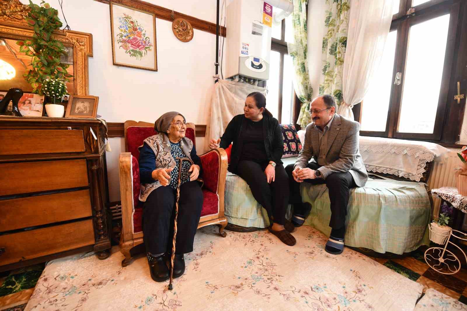 Asırlık çınar 100. yaş gününde yalnız bırakılmadı
