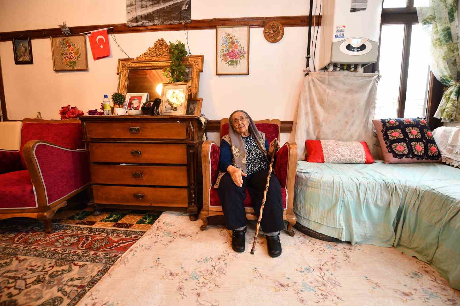 Asırlık çınar 100. yaş gününde yalnız bırakılmadı
