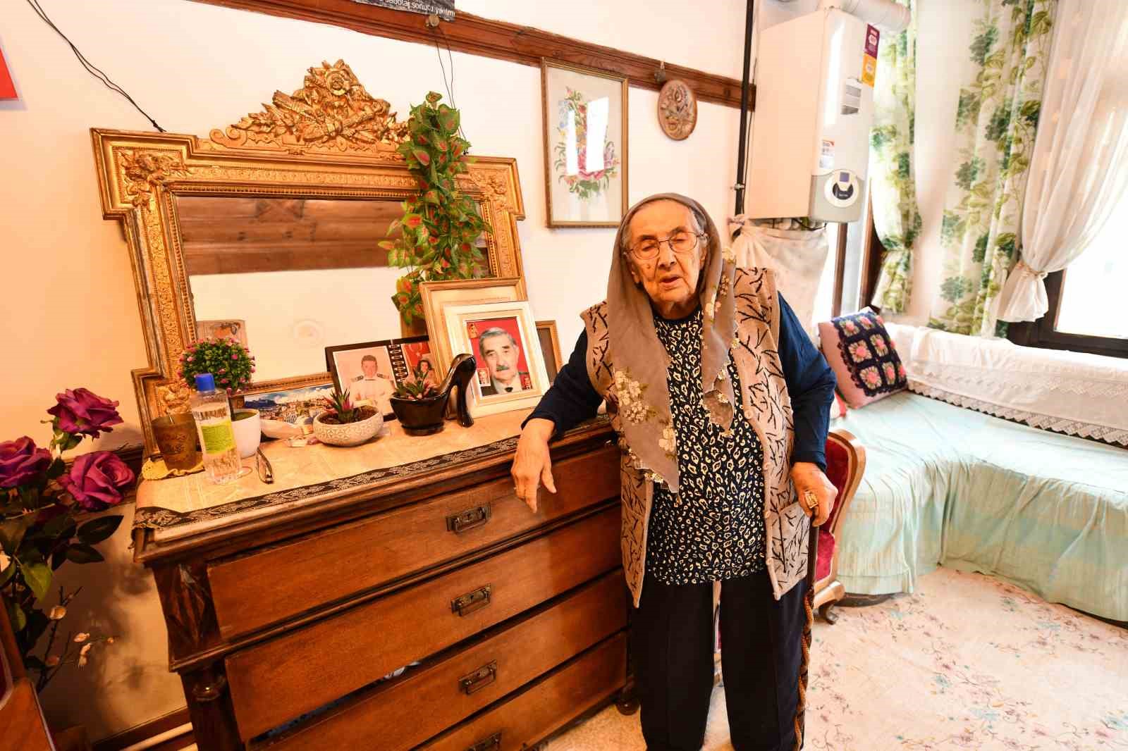 Asırlık çınar 100. yaş gününde yalnız bırakılmadı
