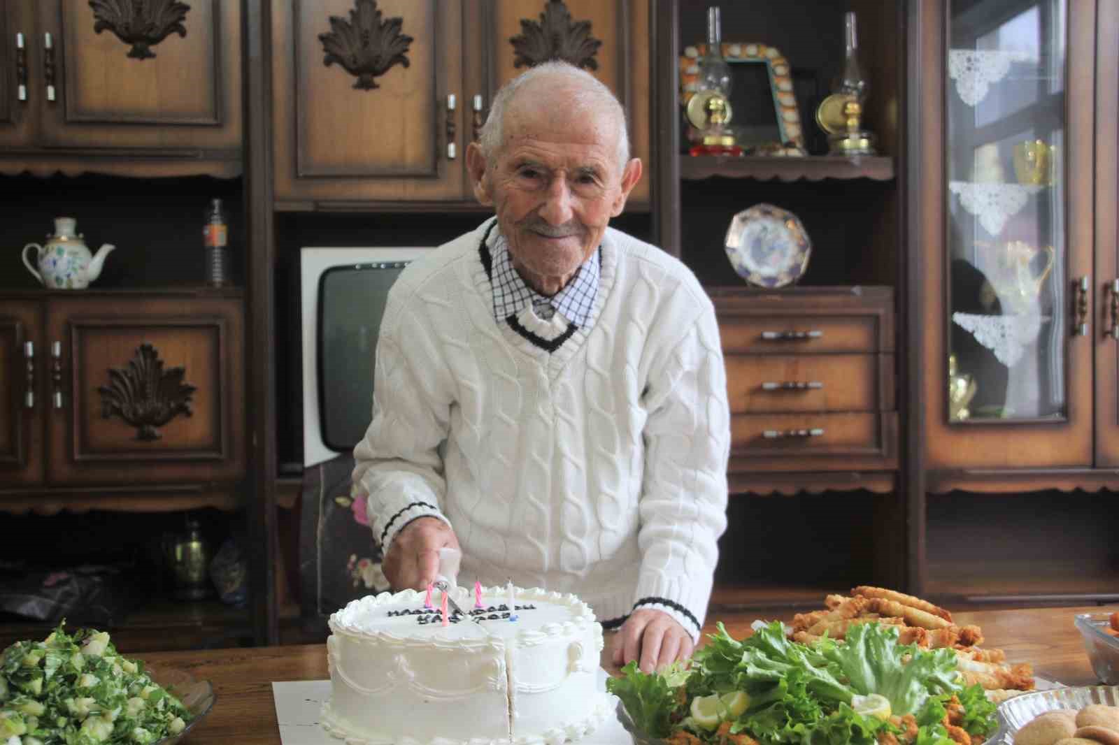 Asırlık dede, 102’nci yaşını pasta keserek karşıladı: "Sıhhatim gençlik gibi devam ediyor"
Asırlık dede, 102’nci yaşını pasta keserek karşıladı: "Sıhhatim gençlik gibi devam ediyor"