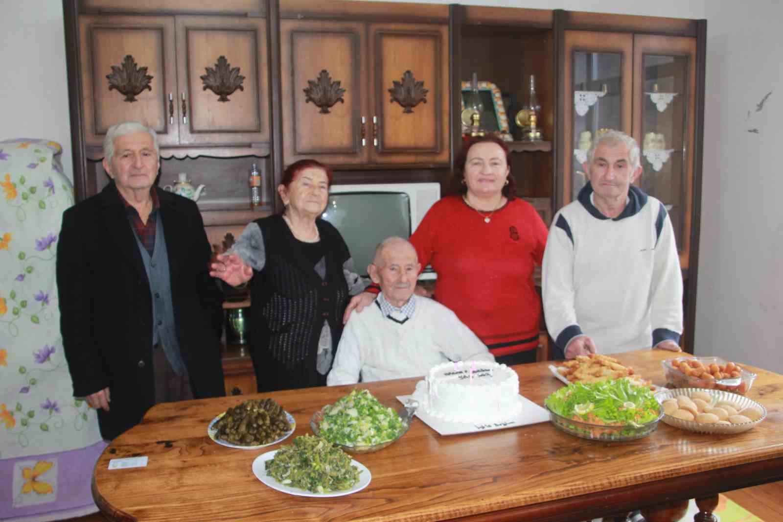 Asırlık dede, 102’nci yaşını pasta keserek karşıladı: "Sıhhatim gençlik gibi devam ediyor"
Asırlık dede, 102’nci yaşını pasta keserek karşıladı: "Sıhhatim gençlik gibi devam ediyor"