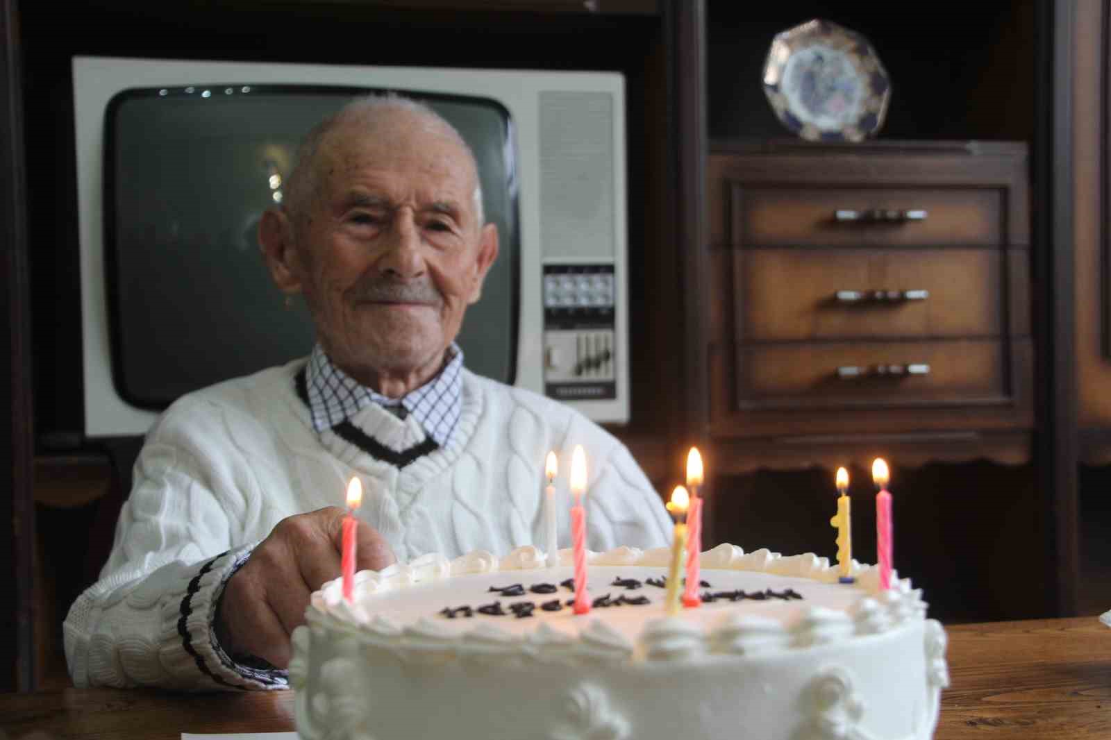 Asırlık dede, 102’nci yaşını pasta keserek karşıladı: "Sıhhatim gençlik gibi devam ediyor"
Asırlık dede, 102’nci yaşını pasta keserek karşıladı: "Sıhhatim gençlik gibi devam ediyor"