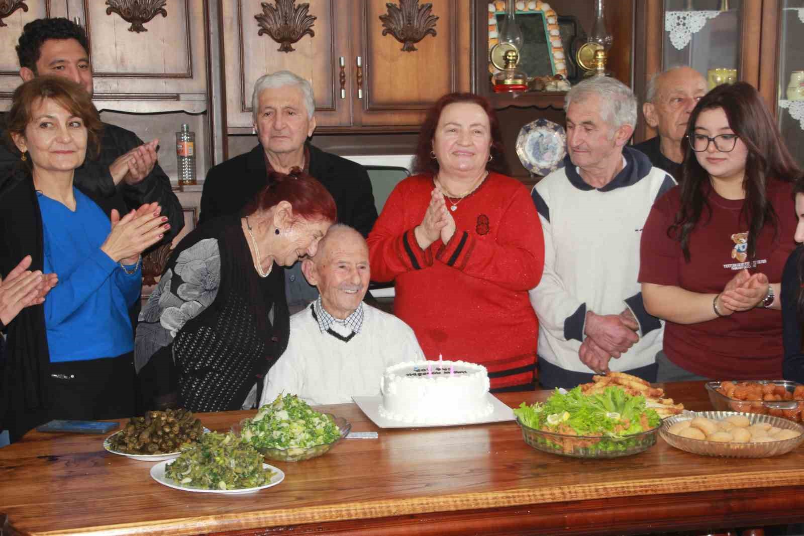 Asırlık dede, 102’nci yaşını pasta keserek karşıladı: "Sıhhatim gençlik gibi devam ediyor"
Asırlık dede, 102’nci yaşını pasta keserek karşıladı: "Sıhhatim gençlik gibi devam ediyor"