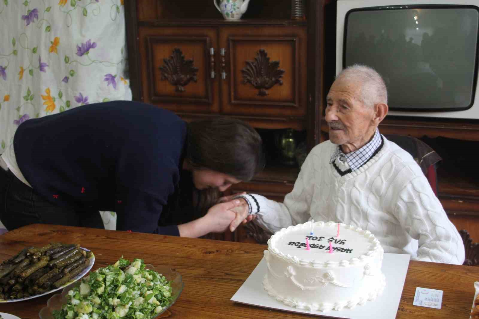Asırlık dede, 102’nci yaşını pasta keserek karşıladı: "Sıhhatim gençlik gibi devam ediyor"
Asırlık dede, 102’nci yaşını pasta keserek karşıladı: "Sıhhatim gençlik gibi devam ediyor"