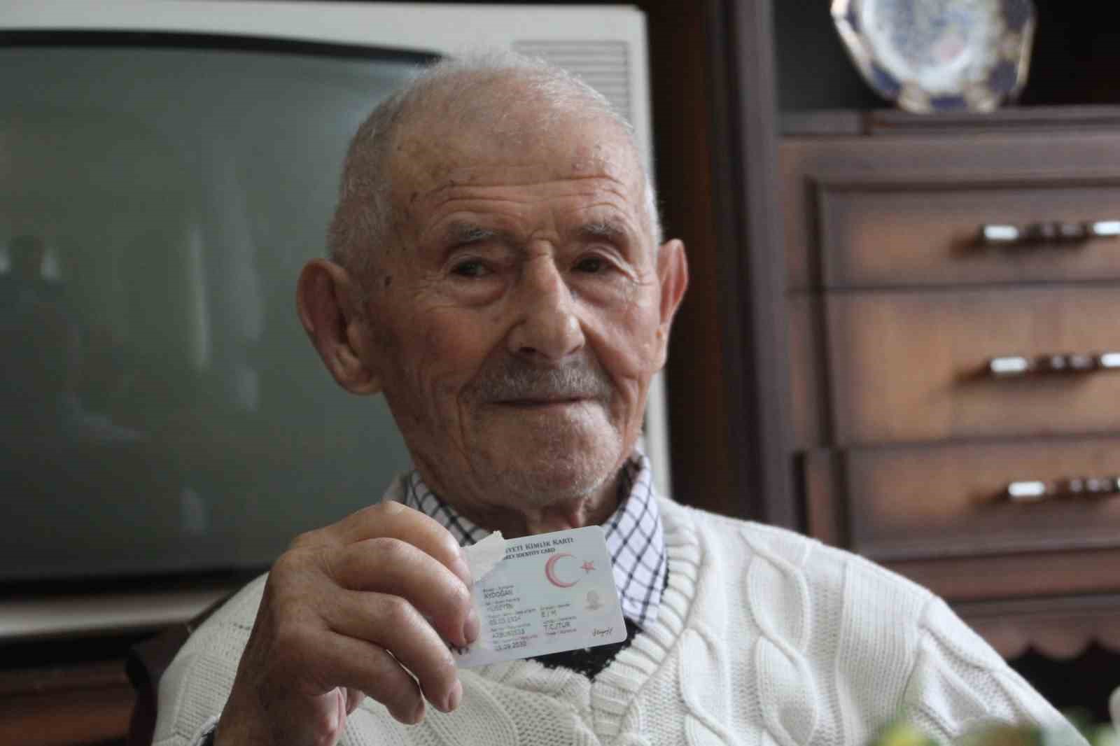 Asırlık dede, 102’nci yaşını pasta keserek karşıladı: "Sıhhatim gençlik gibi devam ediyor"
Asırlık dede, 102’nci yaşını pasta keserek karşıladı: "Sıhhatim gençlik gibi devam ediyor"