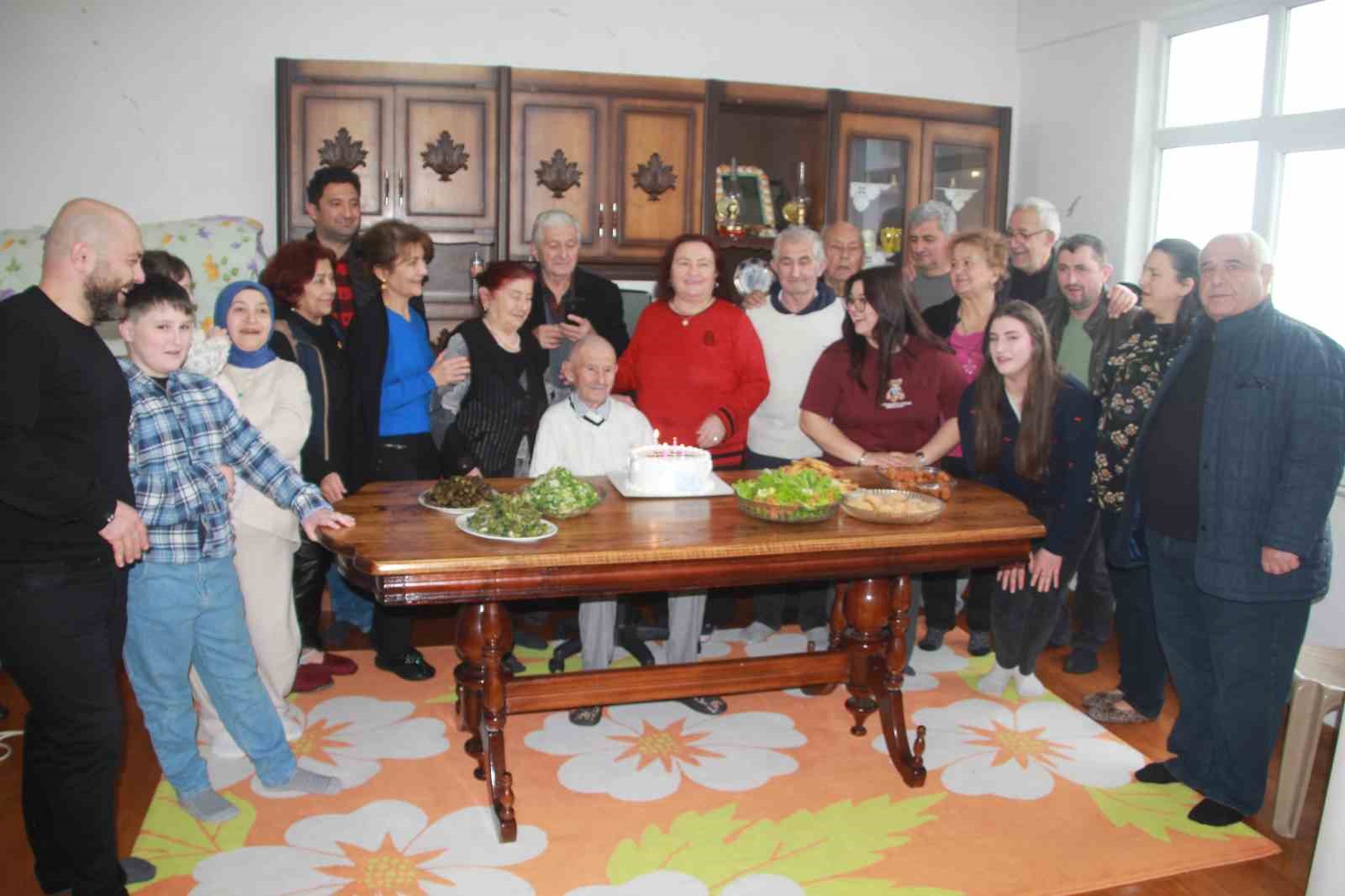 Asırlık dede, 102’nci yaşını pasta keserek karşıladı: "Sıhhatim gençlik gibi devam ediyor"
Asırlık dede, 102’nci yaşını pasta keserek karşıladı: "Sıhhatim gençlik gibi devam ediyor"