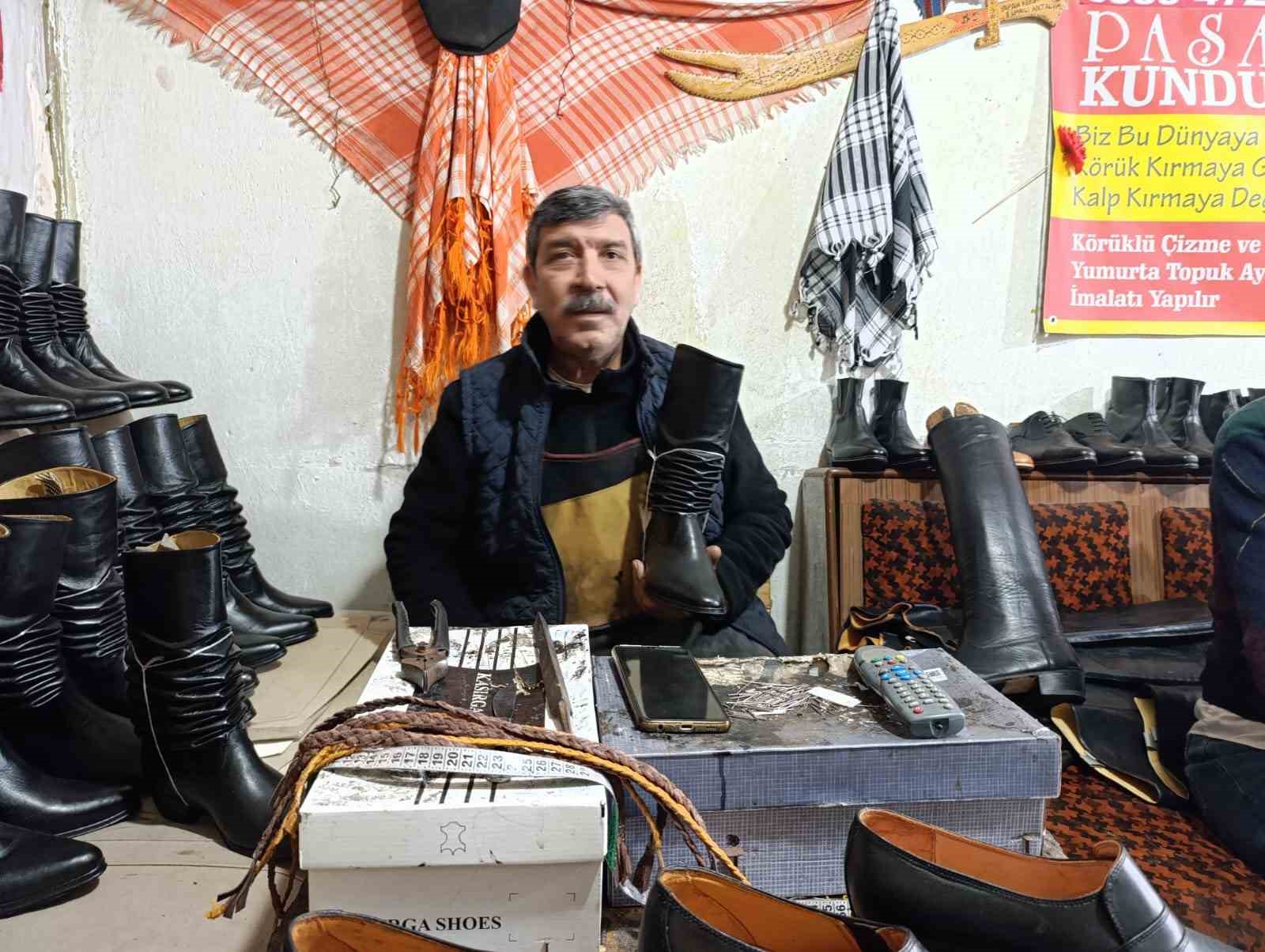 Asırlık kalıplarla körüklü çizme üretiyor
