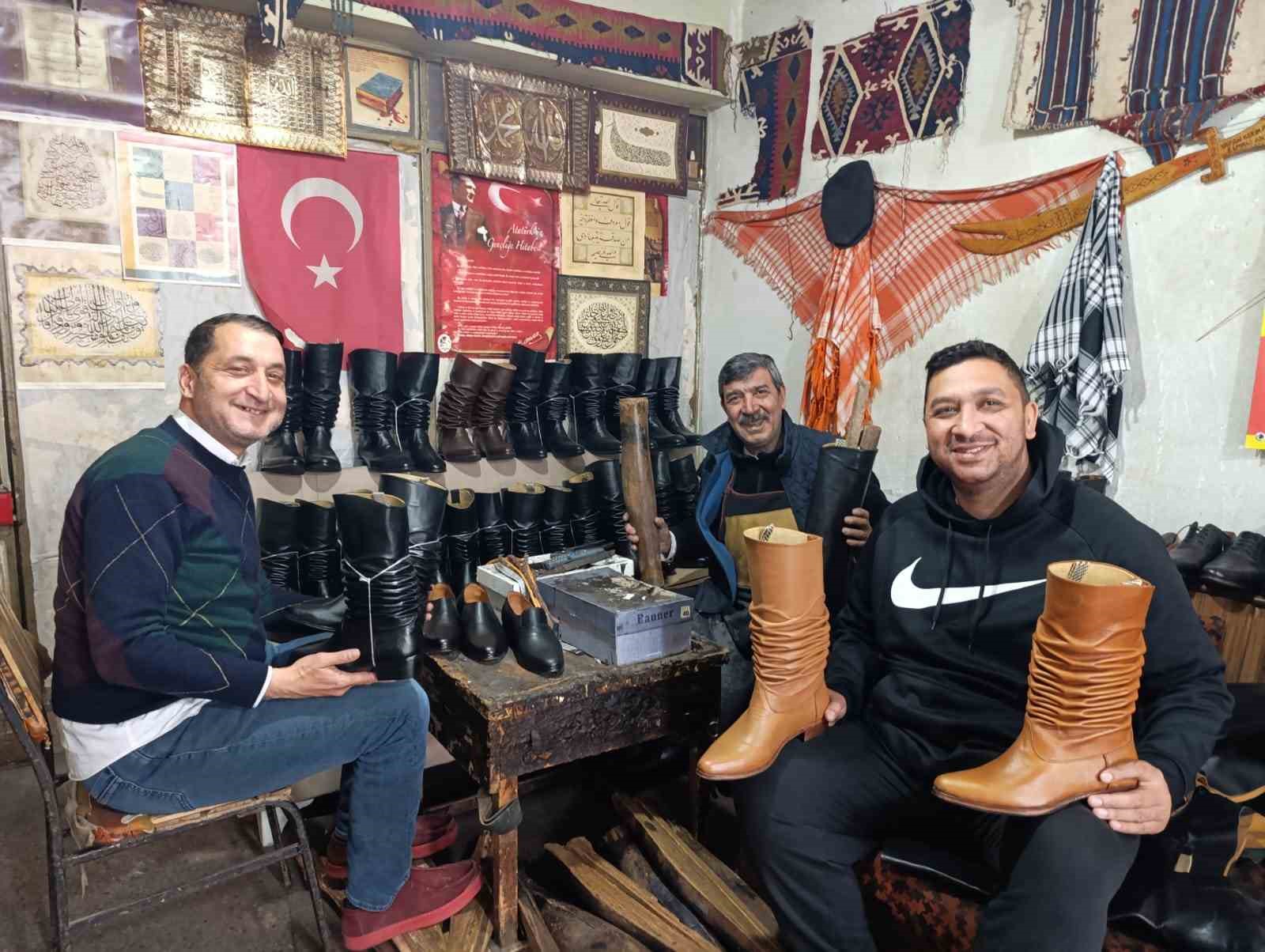 Asırlık kalıplarla körüklü çizme üretiyor
