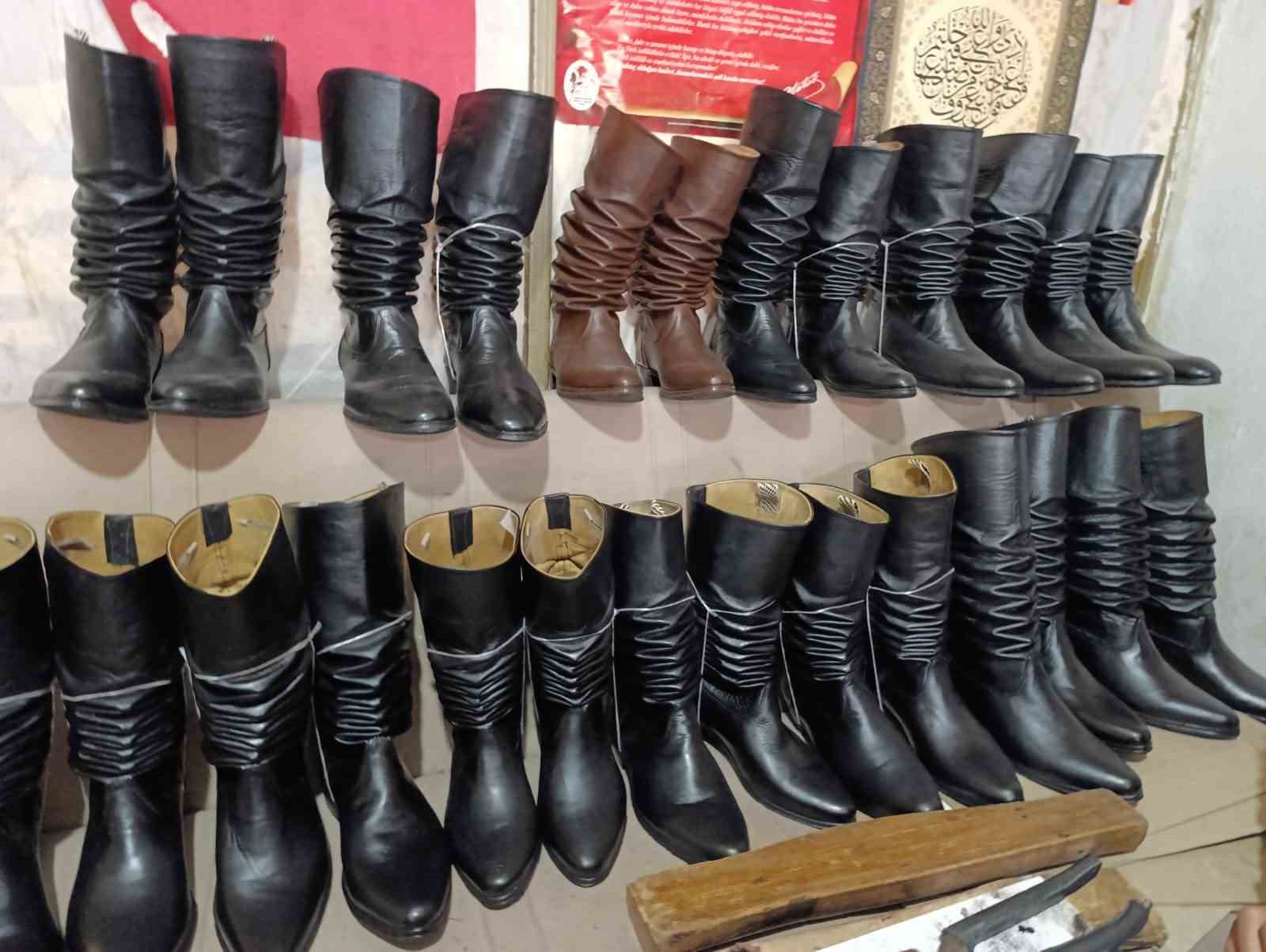 Asırlık kalıplarla körüklü çizme üretiyor
