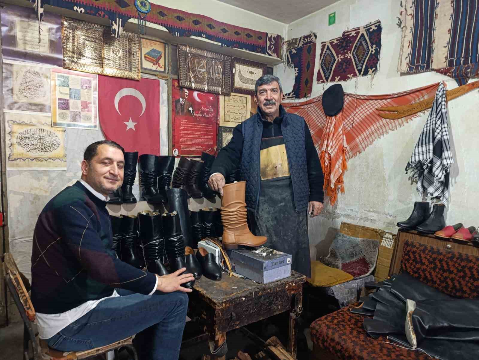 Asırlık kalıplarla körüklü çizme üretiyor
