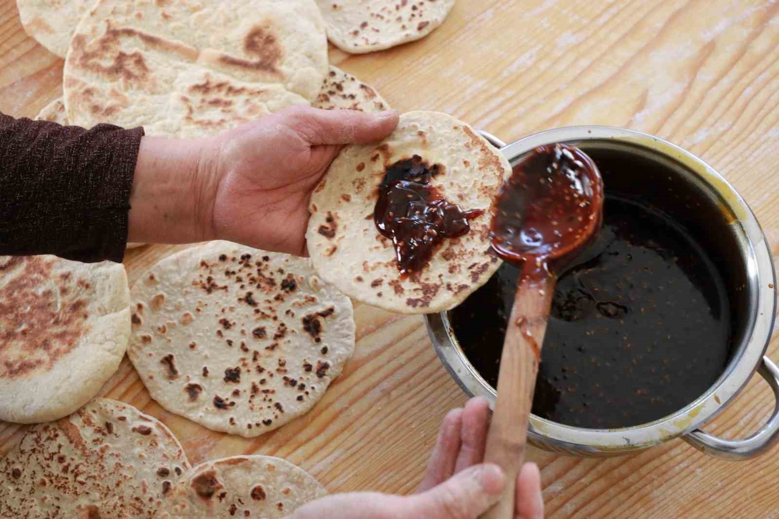 Asırlık "külçe tatlısı" geleneği bayramda yaşatılıyor
