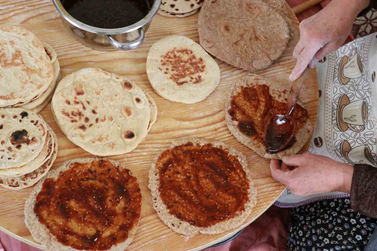 Asırlık "külçe tatlısı" geleneği bayramda yaşatılıyor
