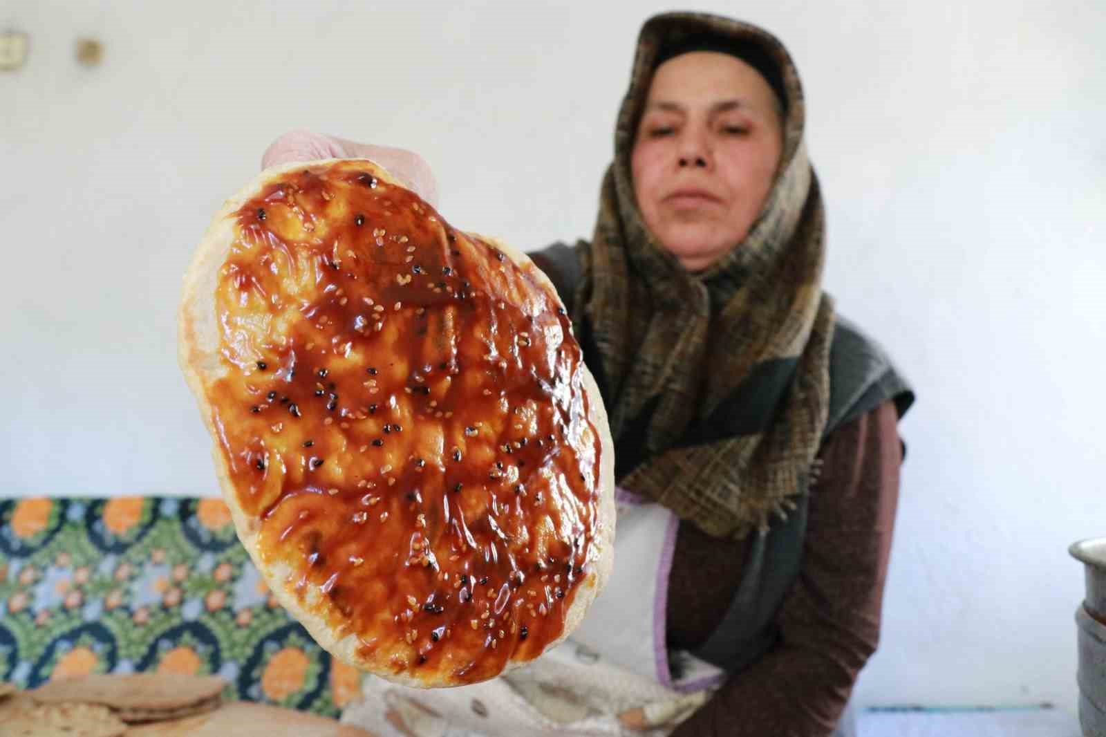 Asırlık "külçe tatlısı" geleneği bayramda yaşatılıyor
