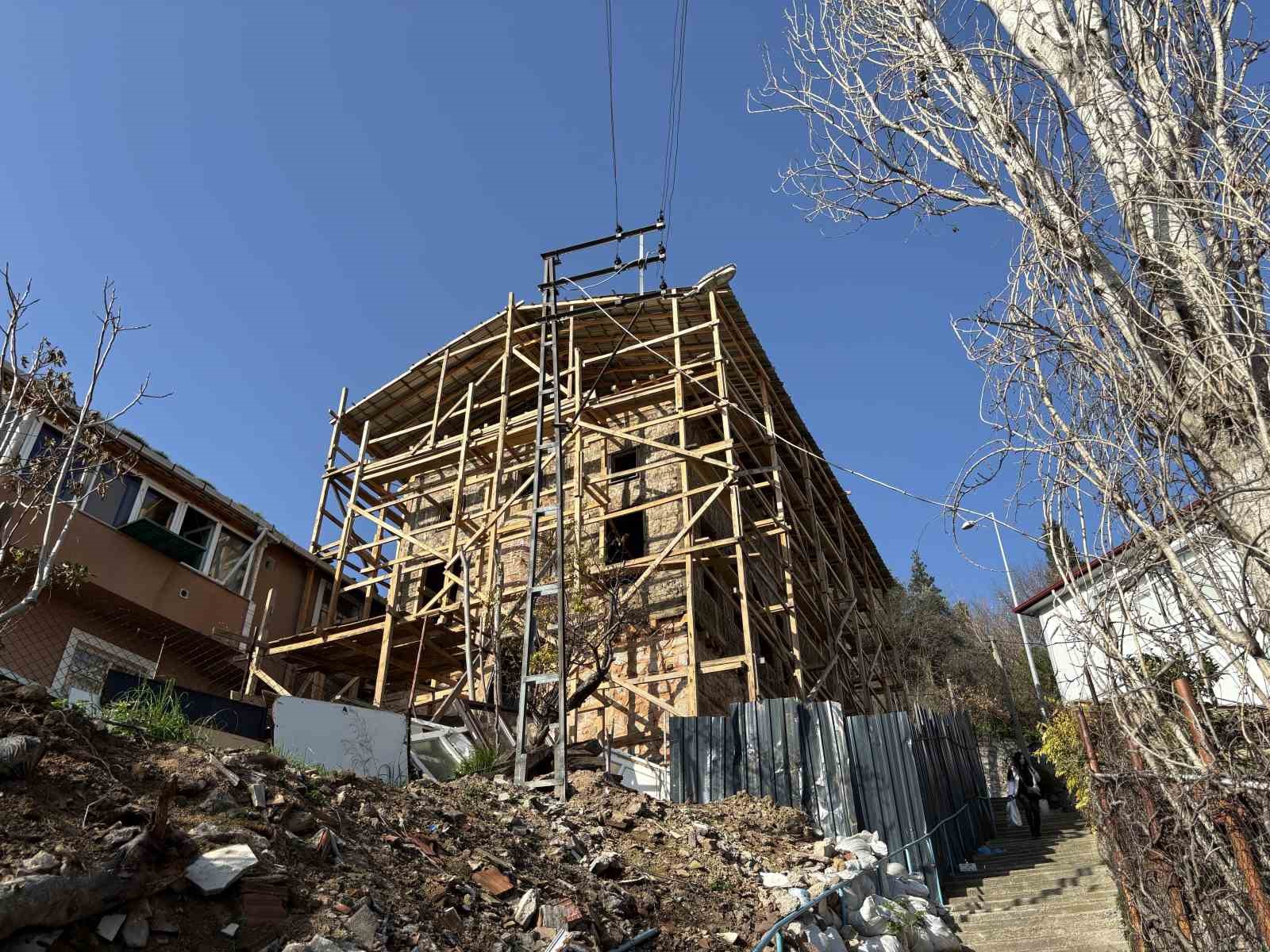 Asırlık miras korunuyor: 169 yıllık tarihi cami yeniden ibadete hazırlanıyor
Asırlık miras korunuyor: 169 yıllık tarihi cami yeniden ibadete hazırlanıyor