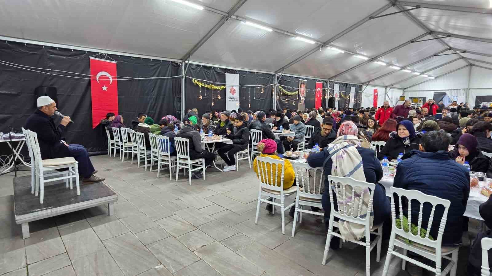 Asırlık vakıf geleneği yüzlerce vatandaşı aynı sofrada buluşturdu
