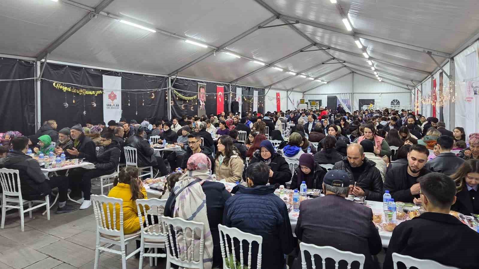 Asırlık vakıf geleneği yüzlerce vatandaşı aynı sofrada buluşturdu
