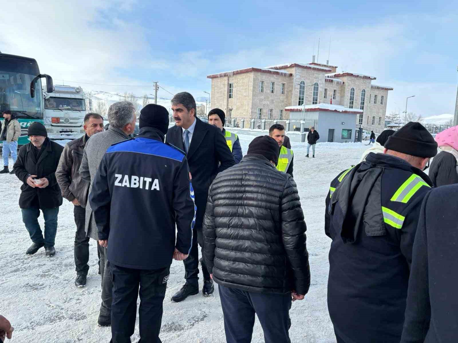 Aşkale Belediyesi’nden yolda kalan sürücülere sıcak ikram
