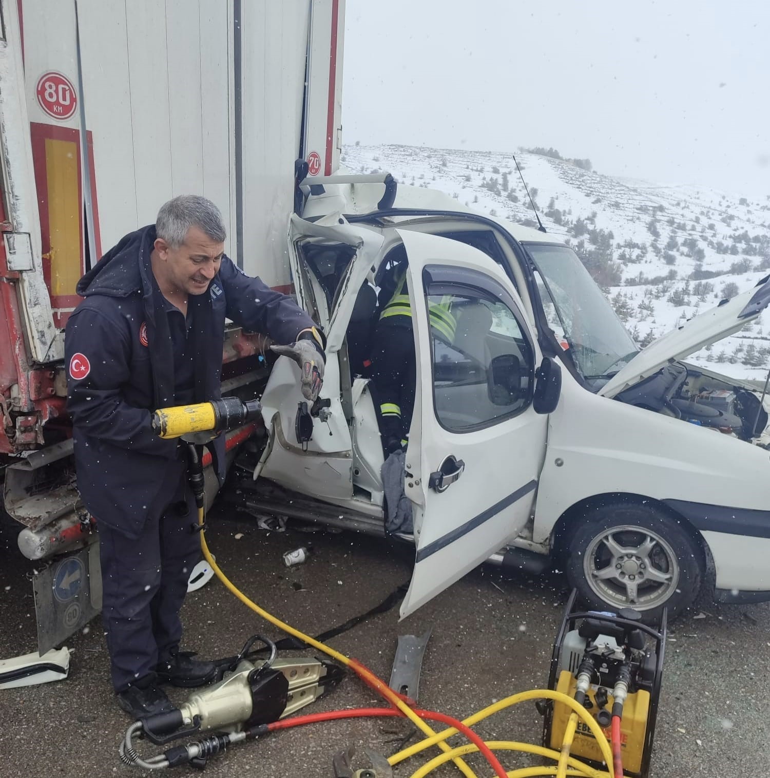 Aşkale yolunda feci kaza: Hafif Ticari araç, Tır’a arkadan çarptı, 2 ölü 3 yaralı
