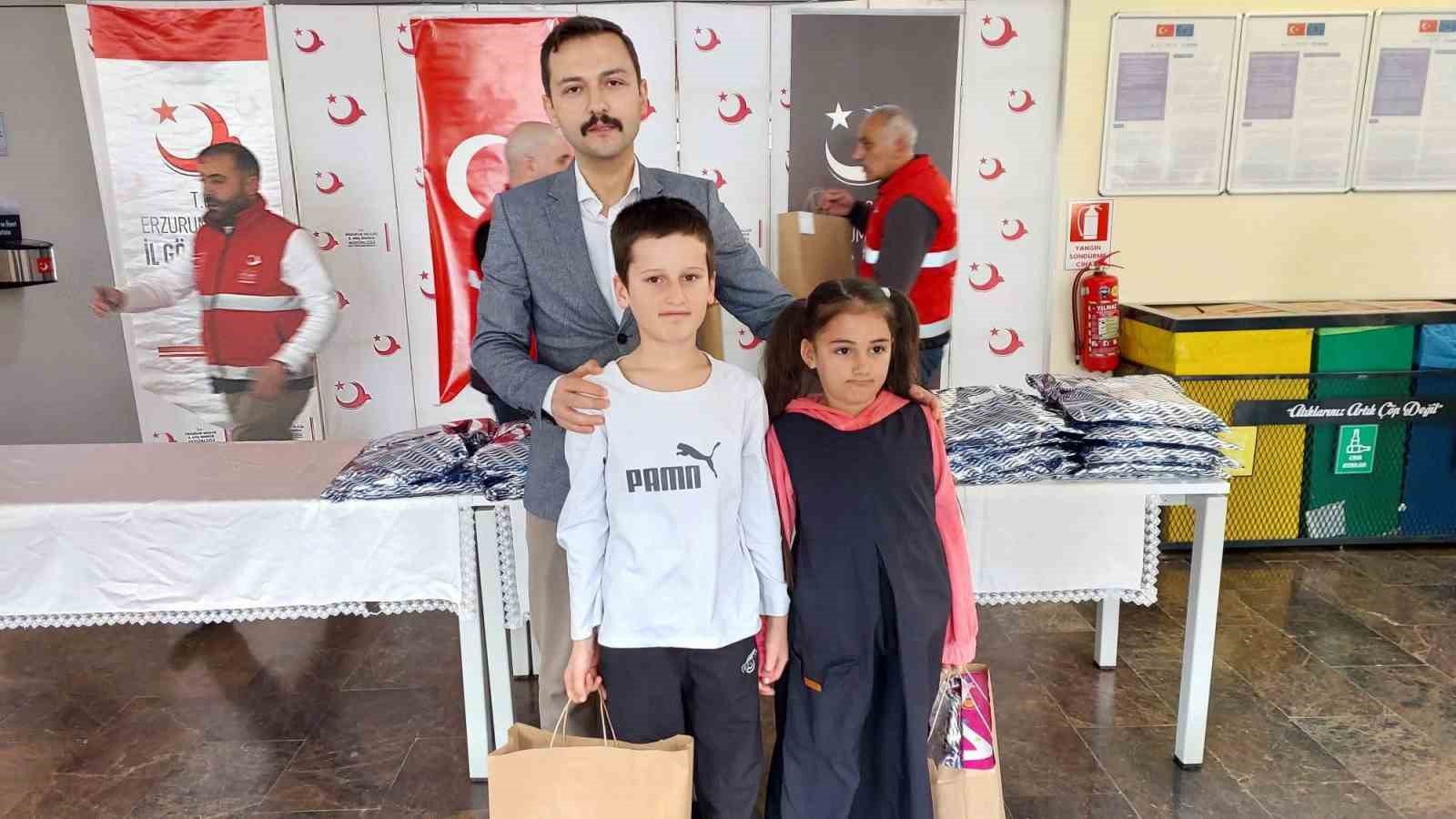Aşkale’de bayramlaşma geleneği sürüyor
Aşkale’de bayramlaşma geleneği sürüyor