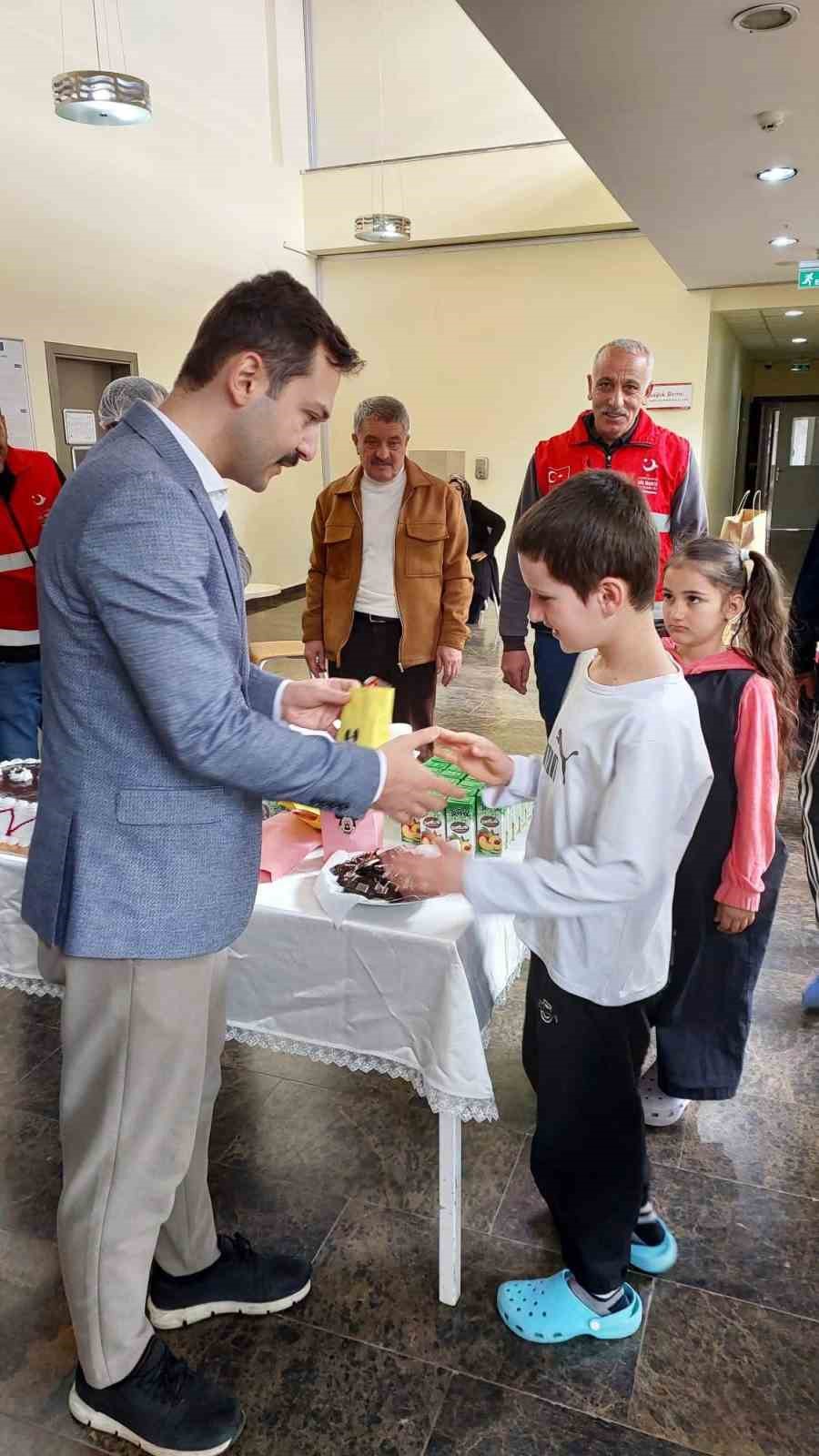 Aşkale’de bayramlaşma geleneği sürüyor
Aşkale’de bayramlaşma geleneği sürüyor