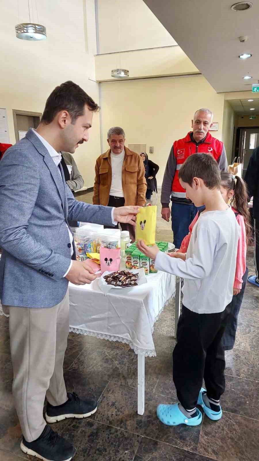 Aşkale’de bayramlaşma geleneği sürüyor
Aşkale’de bayramlaşma geleneği sürüyor