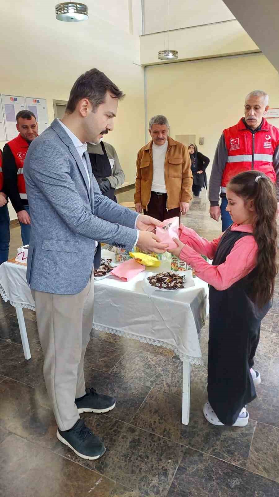 Aşkale’de bayramlaşma geleneği sürüyor
Aşkale’de bayramlaşma geleneği sürüyor