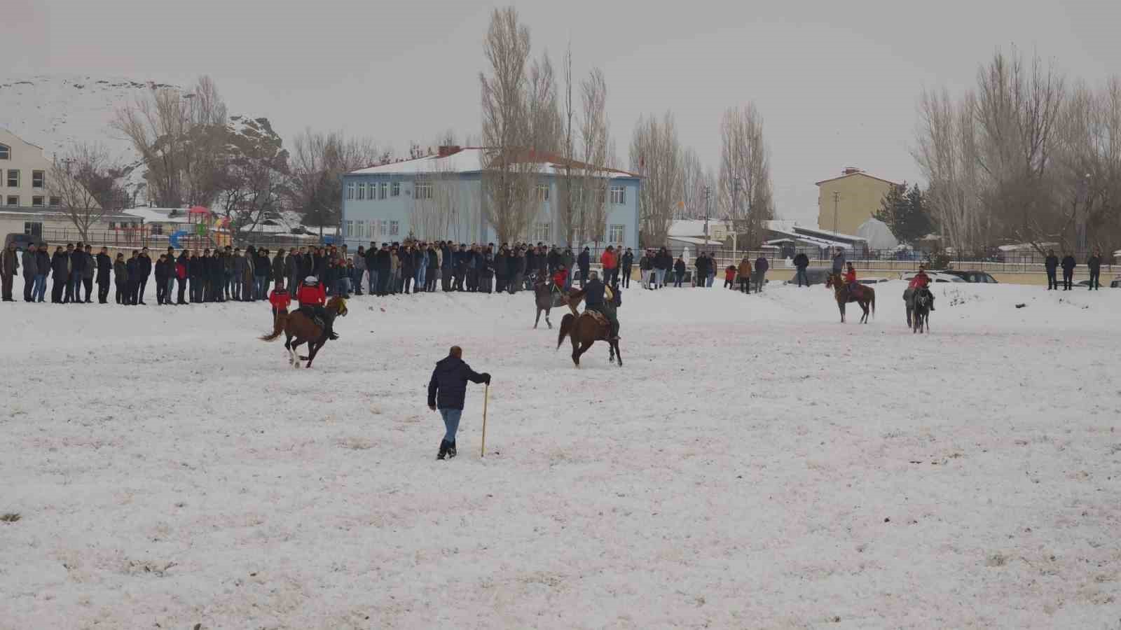 Aşkale’de cirit coşkusu: Dostluk müsabakası ilgiyle izlendi
