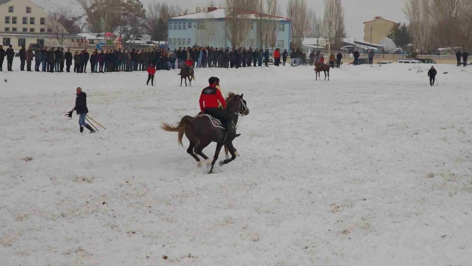 Aşkale’de cirit coşkusu: Dostluk müsabakası ilgiyle izlendi
