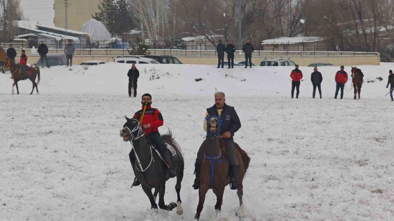 Aşkale’de cirit coşkusu: Dostluk müsabakası ilgiyle izlendi
