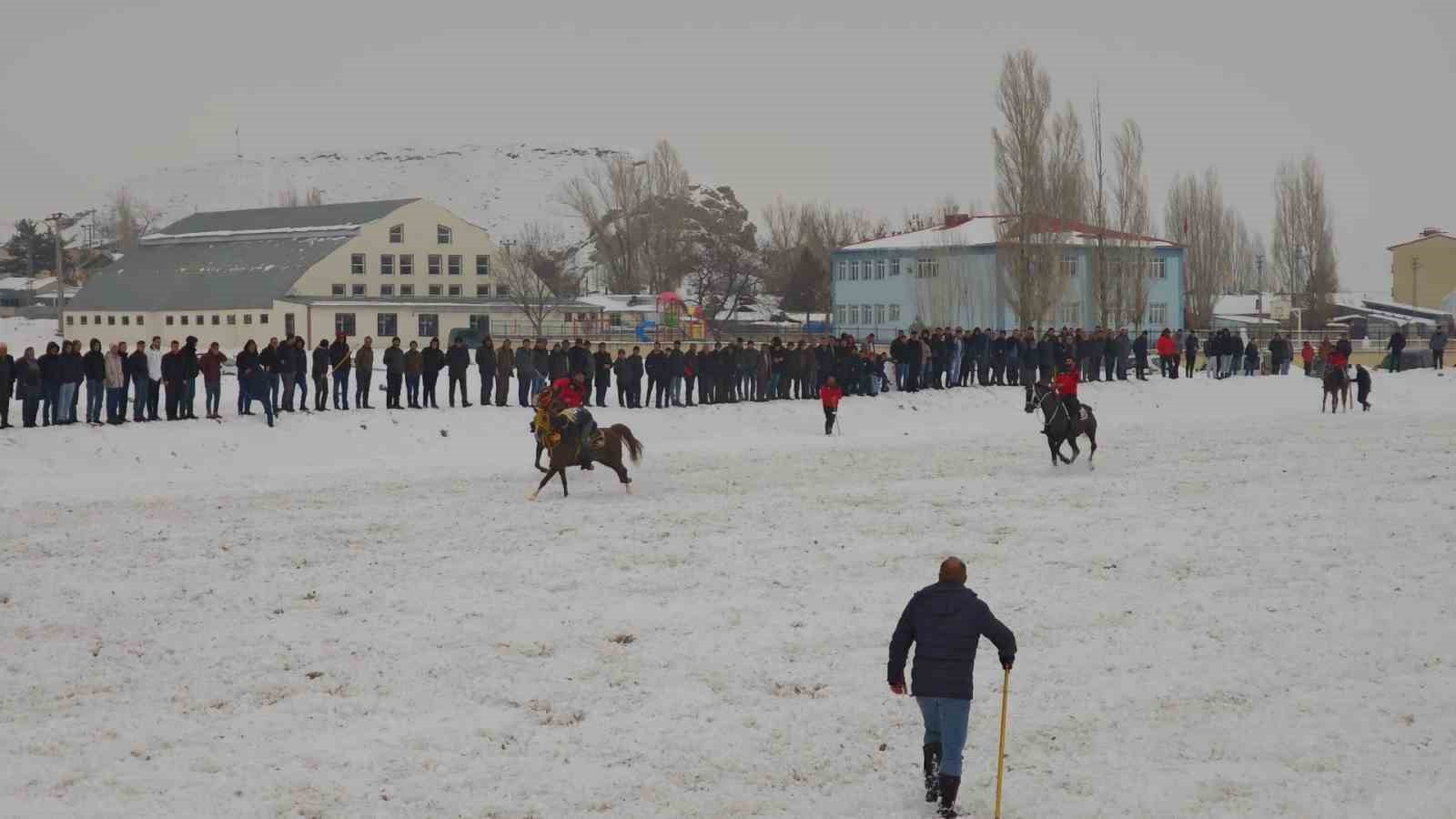 Aşkale’de cirit coşkusu: Dostluk müsabakası ilgiyle izlendi
