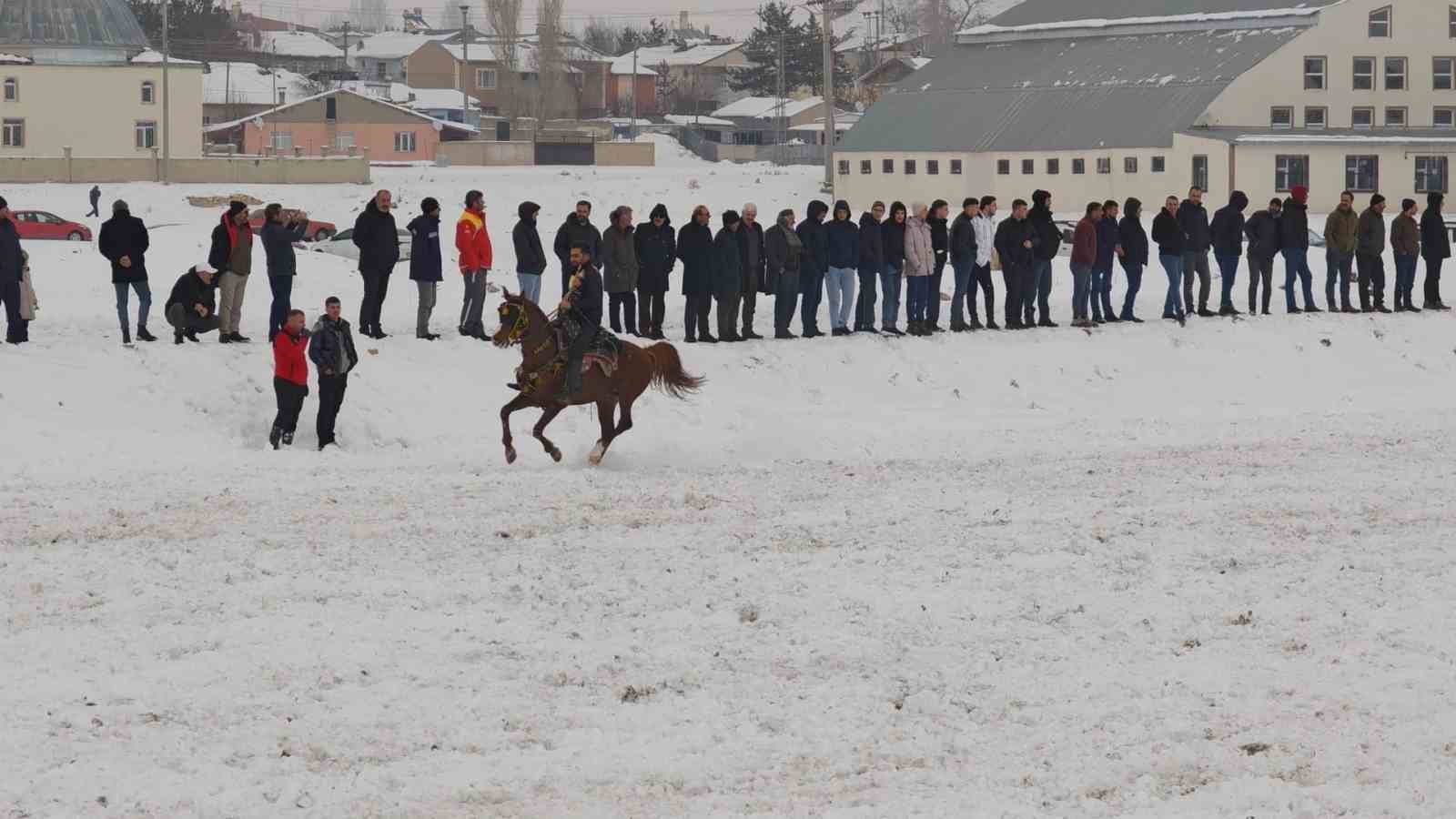 Aşkale’de cirit coşkusu: Dostluk müsabakası ilgiyle izlendi
