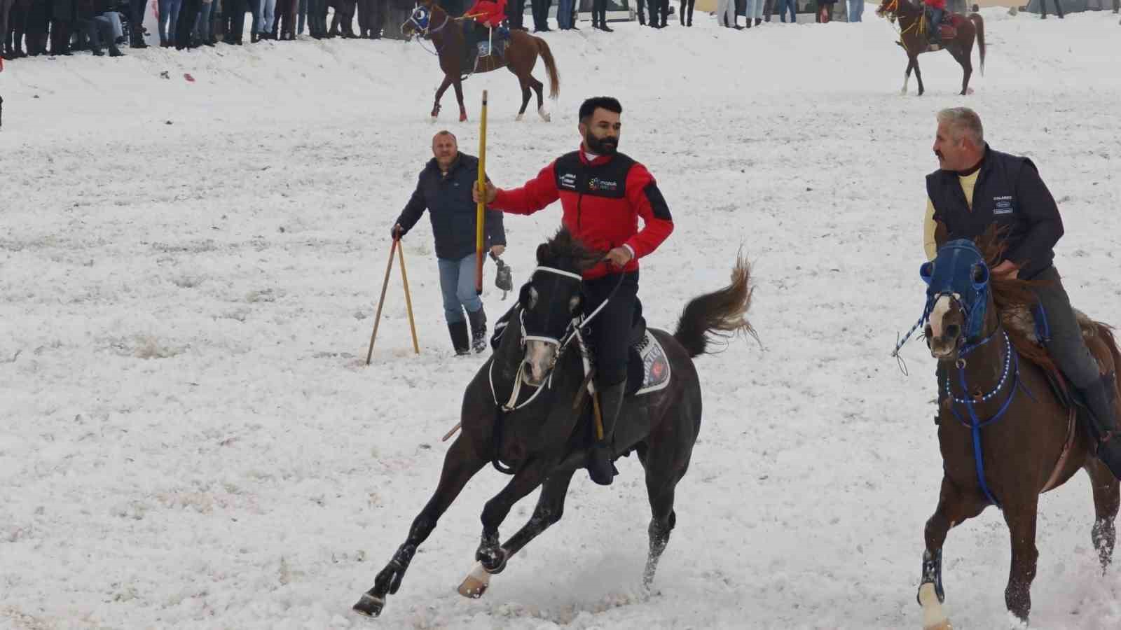 Aşkale’de cirit coşkusu: Dostluk müsabakası ilgiyle izlendi
