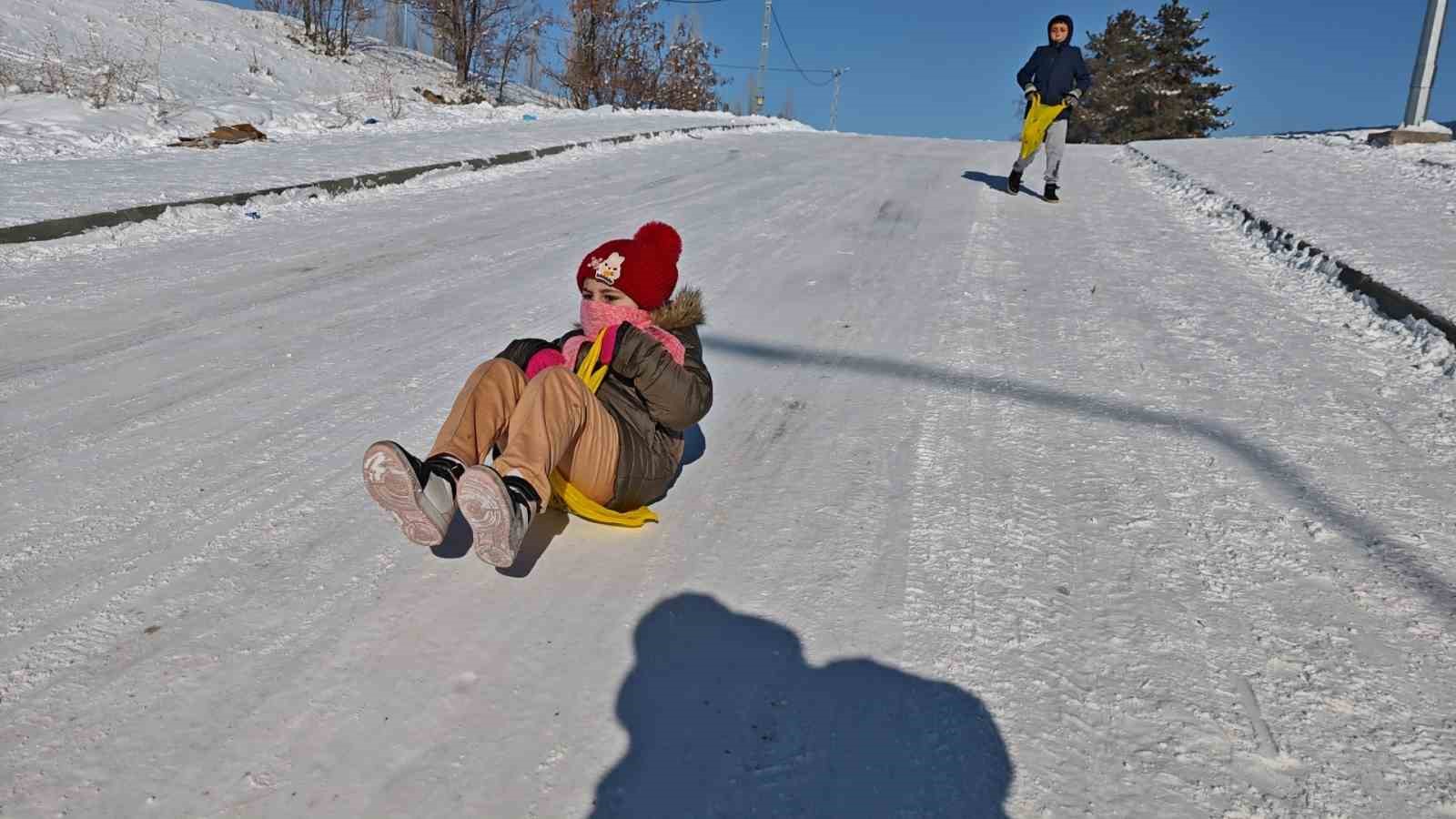 Aşkale’de dondurucu soğuklara rağmen hayat devam ediyor: Çocuklar -30’da kayarak eğlendi
