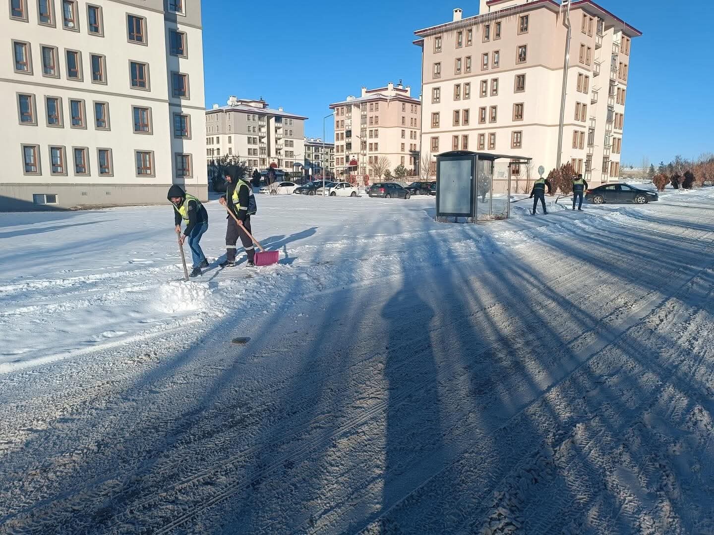 Aşkale’de kar sonrası belediye ekipleri sahadaydı
Aşkale’de kar sonrası belediye ekipleri sahadaydı