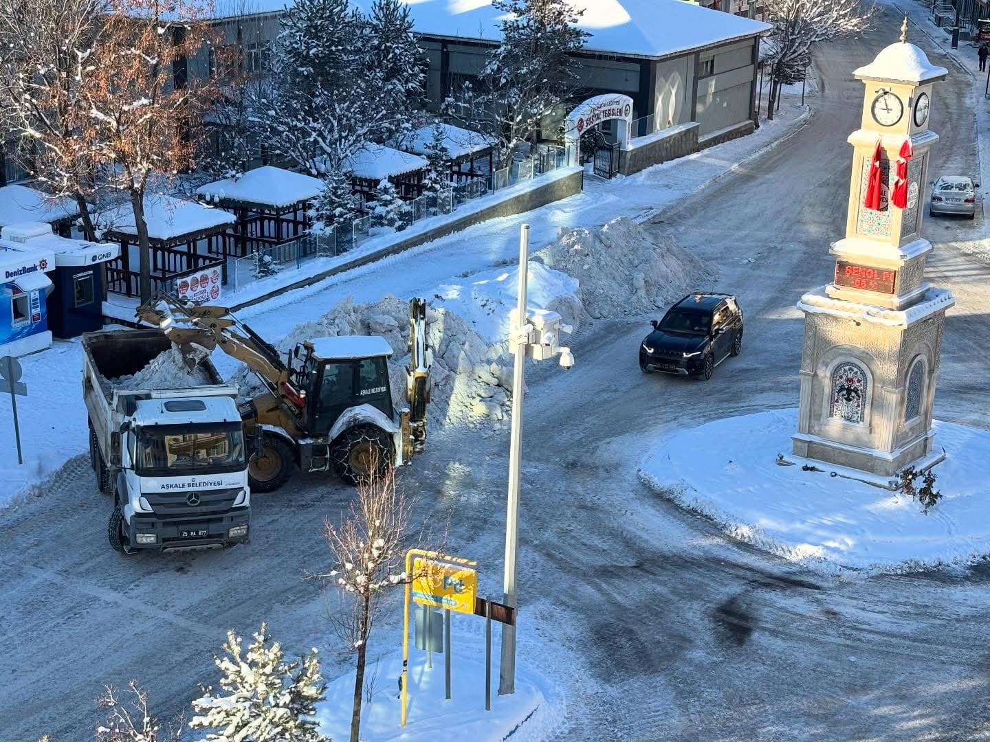 Aşkale’de kar sonrası belediye ekipleri sahadaydı
Aşkale’de kar sonrası belediye ekipleri sahadaydı