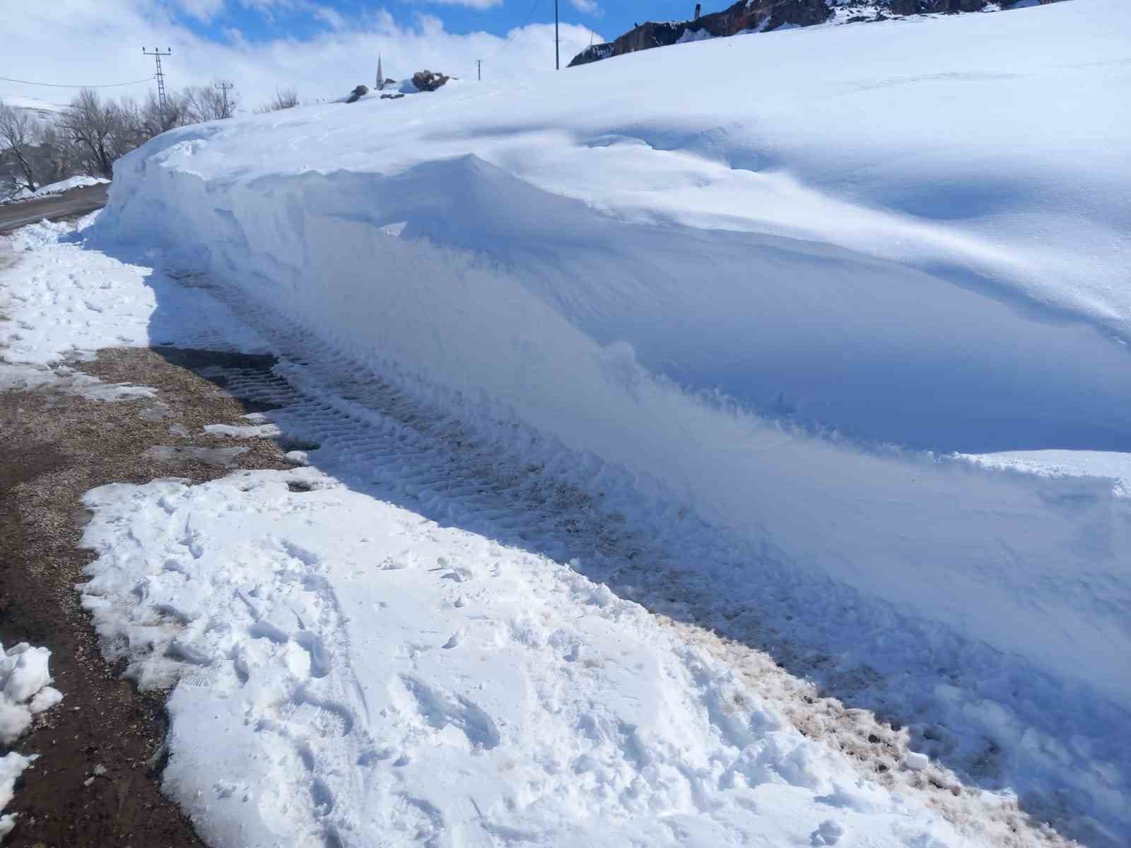 Aşkale’de nisan ayında kar sürprizi: Baharda kar yağışı etkili oldu

