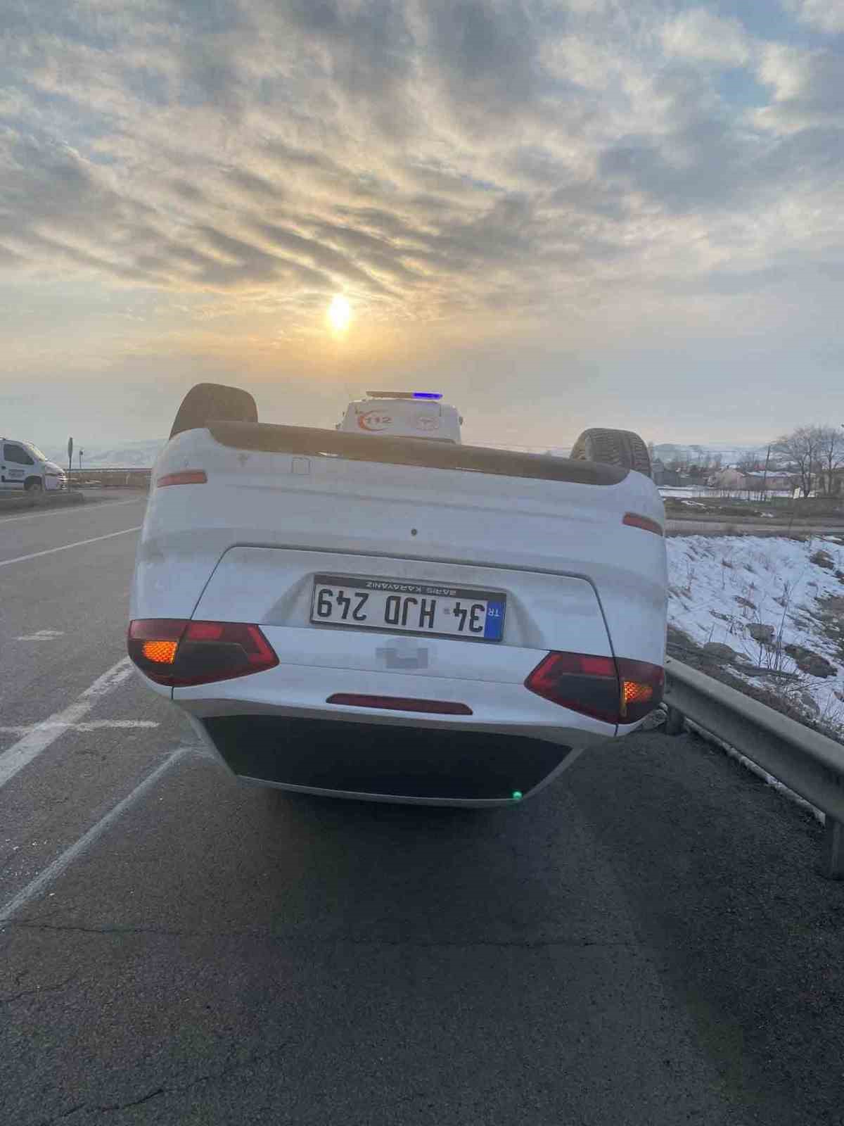 Aşkale’de trafik kazası: Otomobil takla attı, 2 kişi yaralandı
