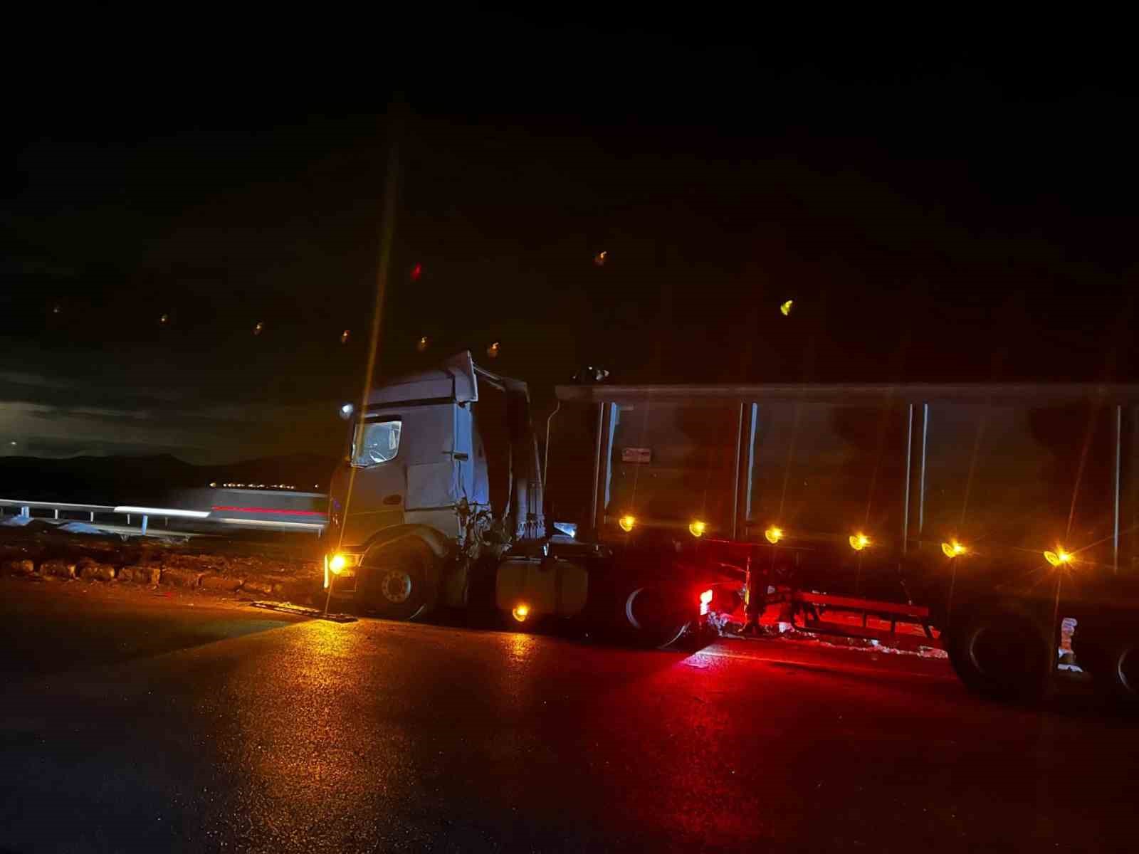 Aşkale’de zincirleme kaza: 4 jandarma personeli yaralandı
