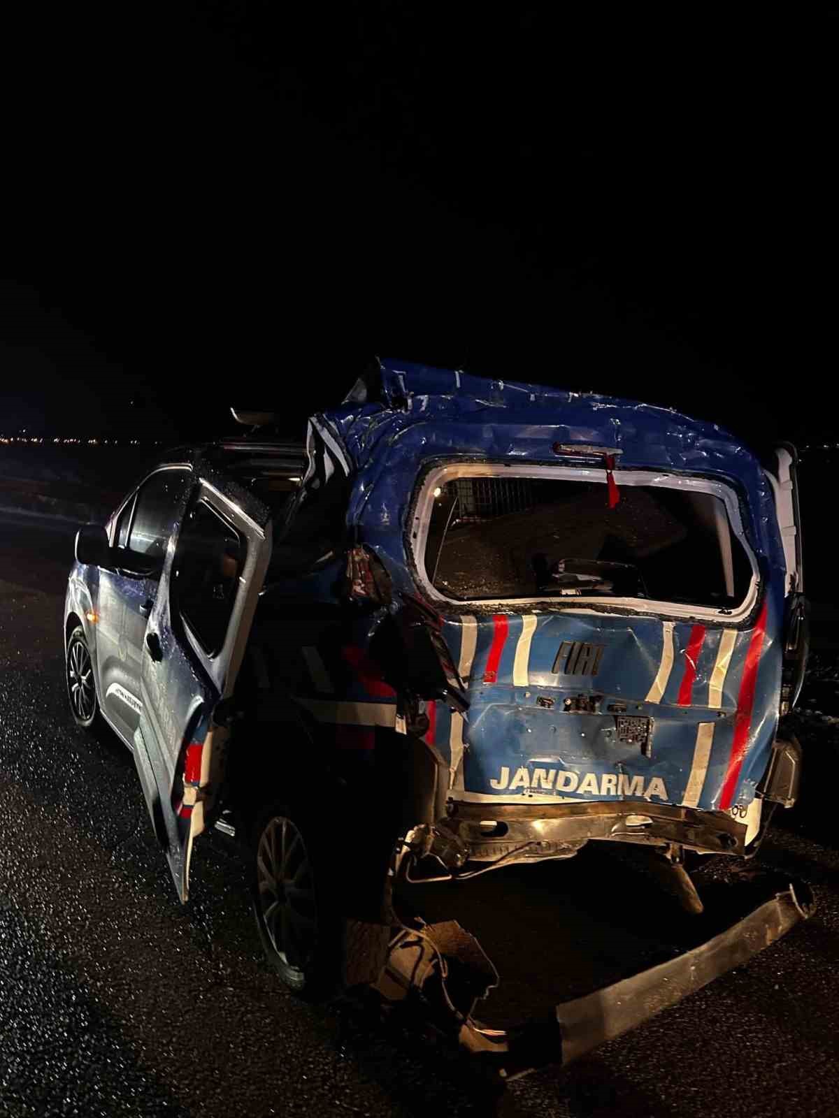 Aşkale’de zincirleme kaza: 4 jandarma personeli yaralandı
