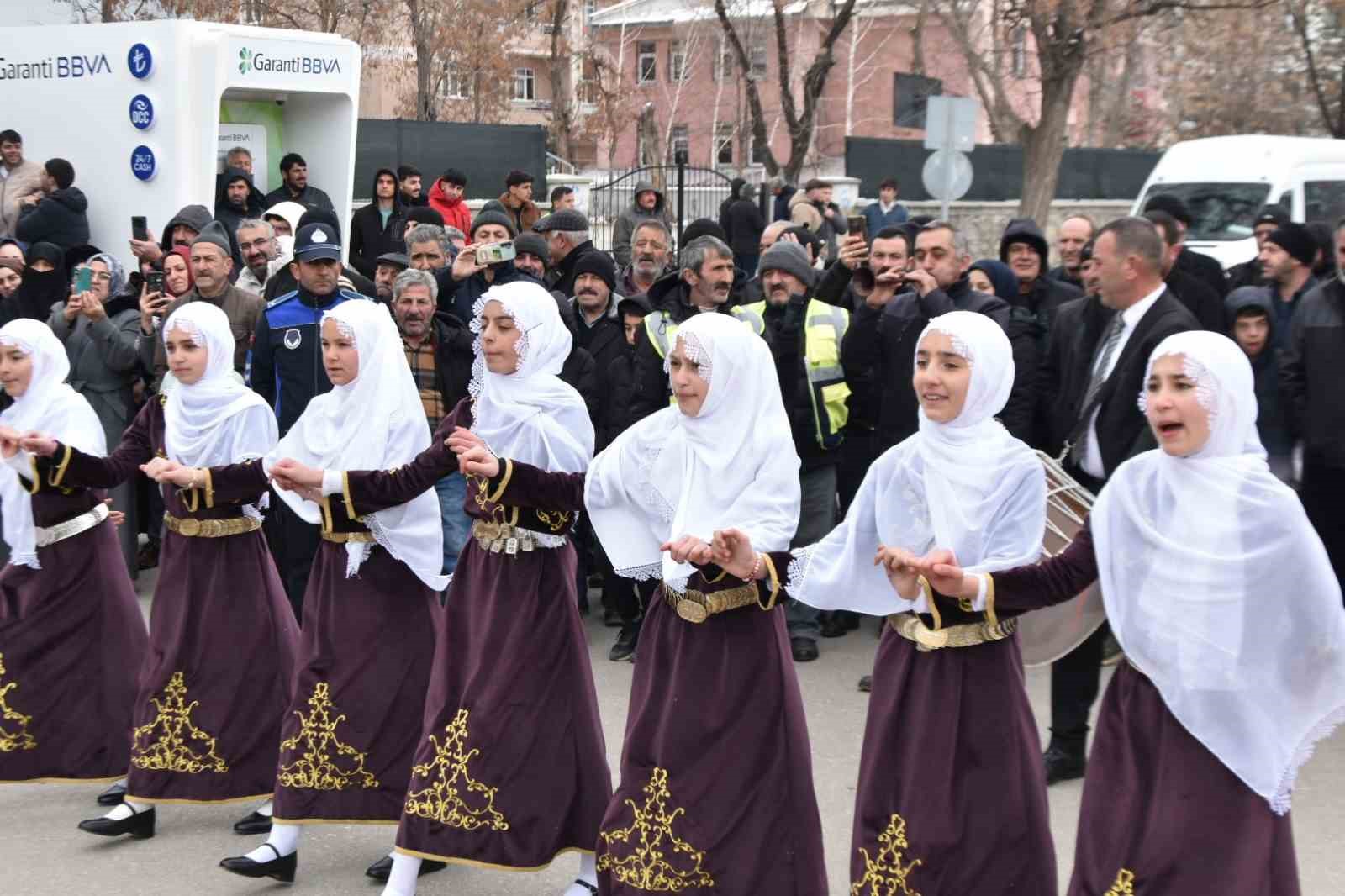 Aşkale’nin kurtuluşunun 108’inci yıl dönümü coşkuyla kutlandı
Aşkale’nin kurtuluşunun 108’inci yıl dönümü coşkuyla kutlandı