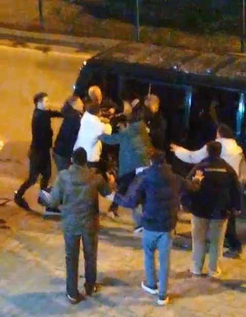 Asker eğlencesinde yumruklar havada uçuştu
