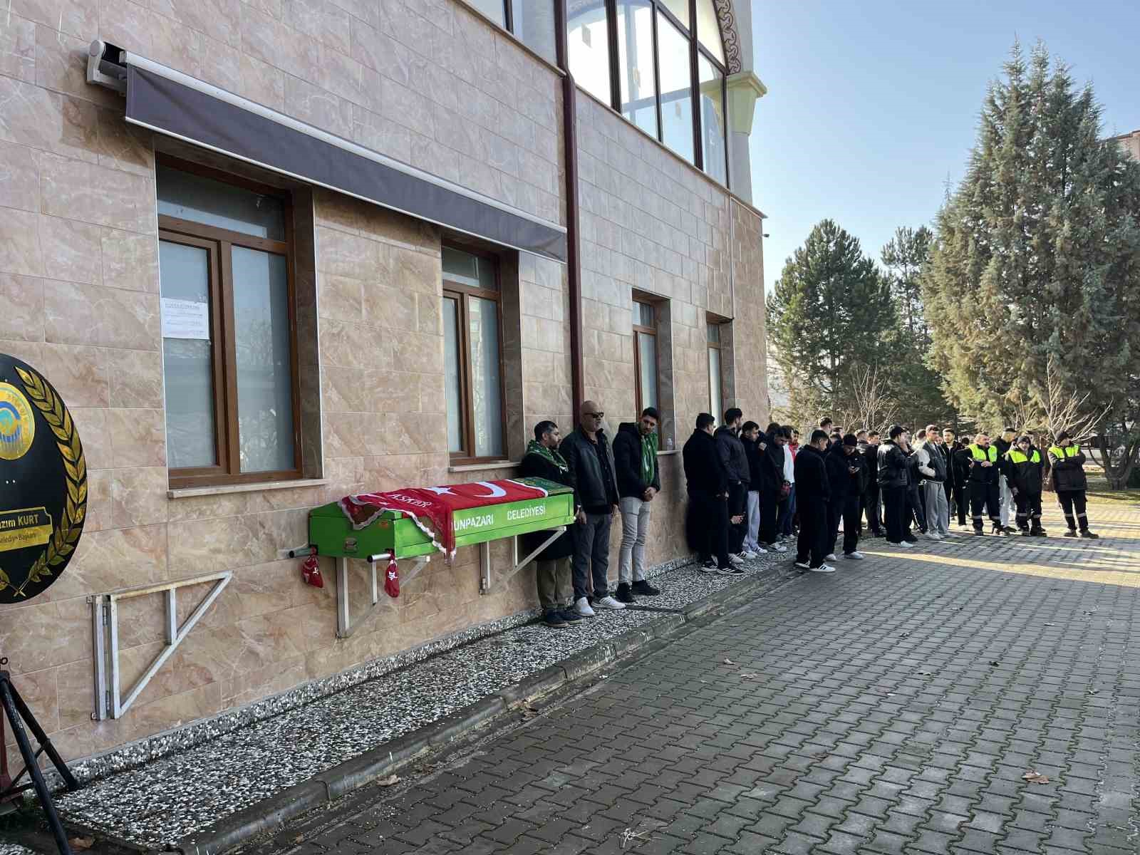 Askere gidecekti, tabutuna "O şimdi asker" yazılı tülbent serildi
