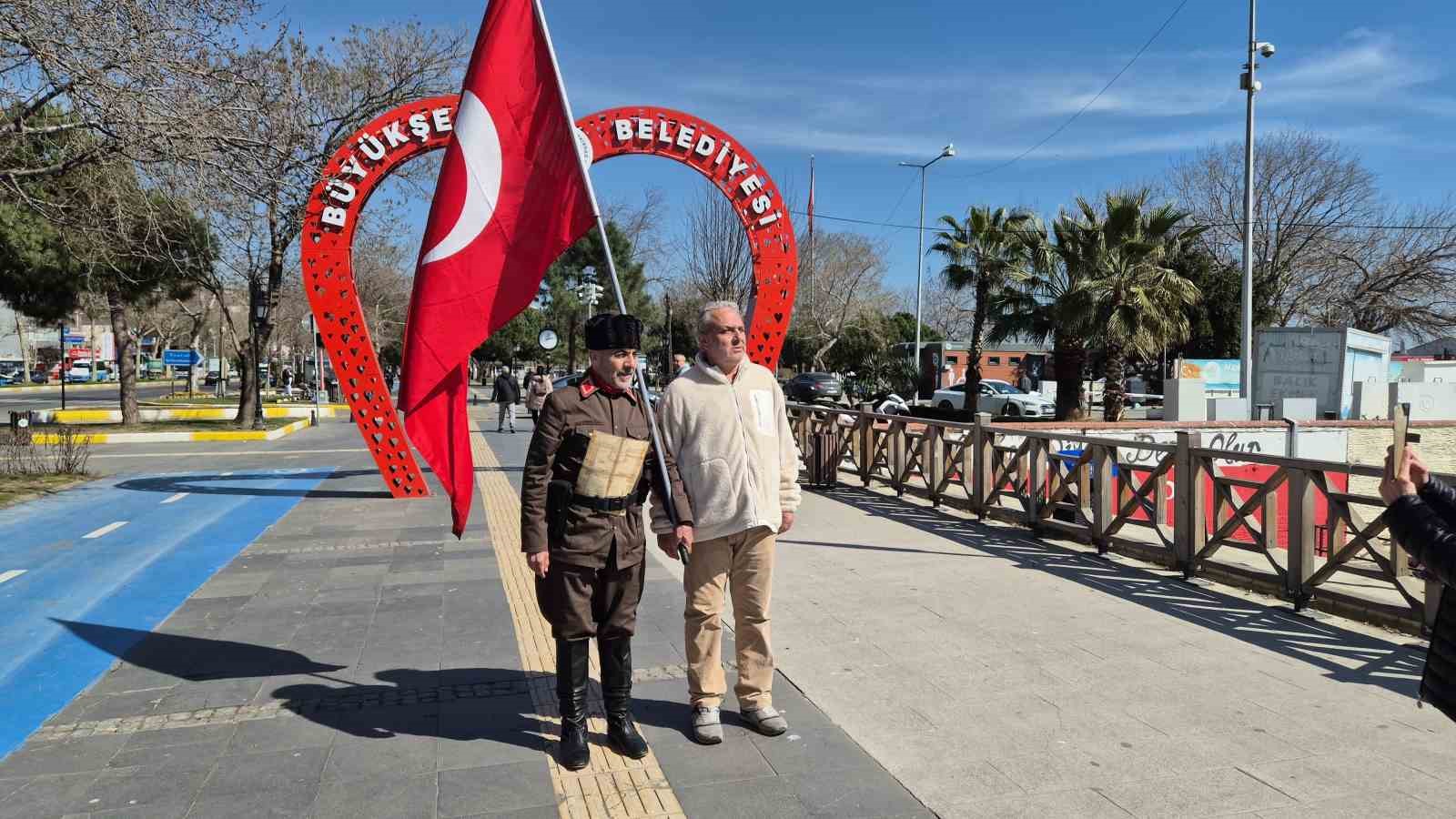 Askeri kıyafeti ve elinde Türk bayrağıyla İstanbul’dan Çanakkale’ye yürüyor
